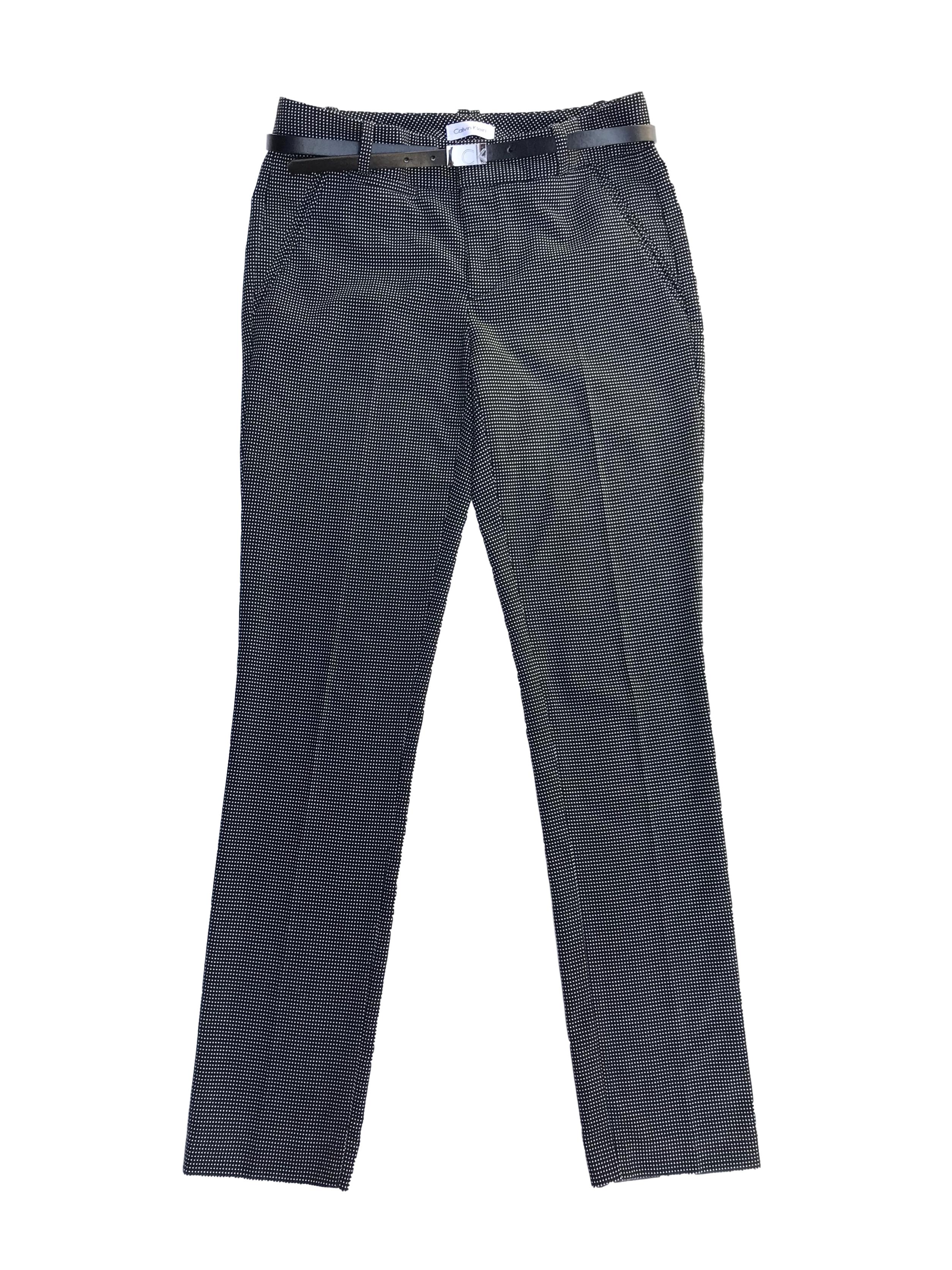 Pantalón Calvin Klein negro con puntos blancos, corte slim, bolsillos laterales. Pretina 78cm. Precio original S/ 280