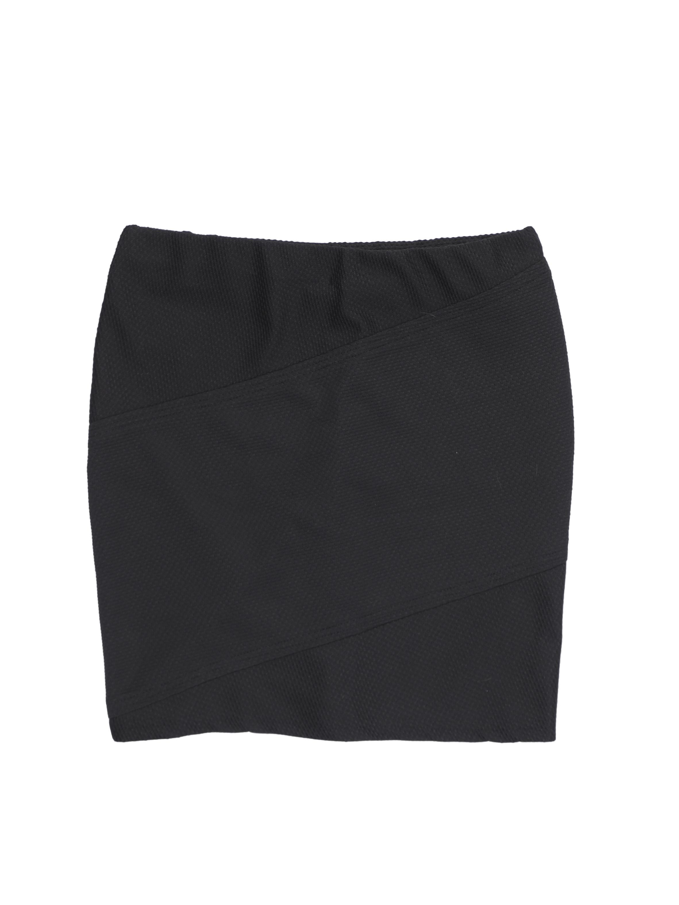 Falda Mossimo negra con textura y cortes diagonales, elástico en la cintura. Cintura 72-80cm Largo 44cm