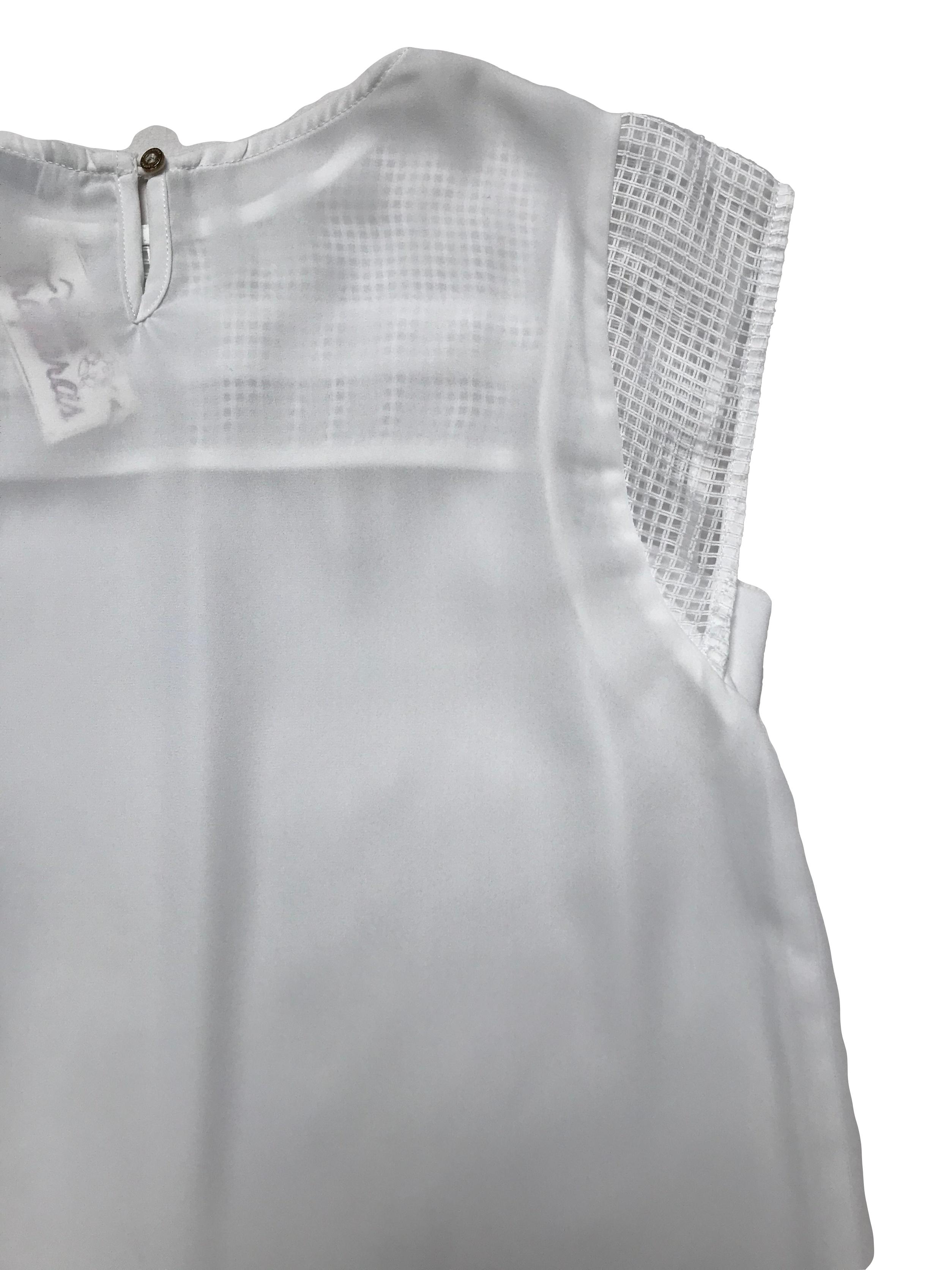 Blusa Mentha&chocolate de gasa blanca con tela tipo rejillas en pecho y mangas, tiene botón posterior en el cuello. Busto 92cm Largo 58cm 