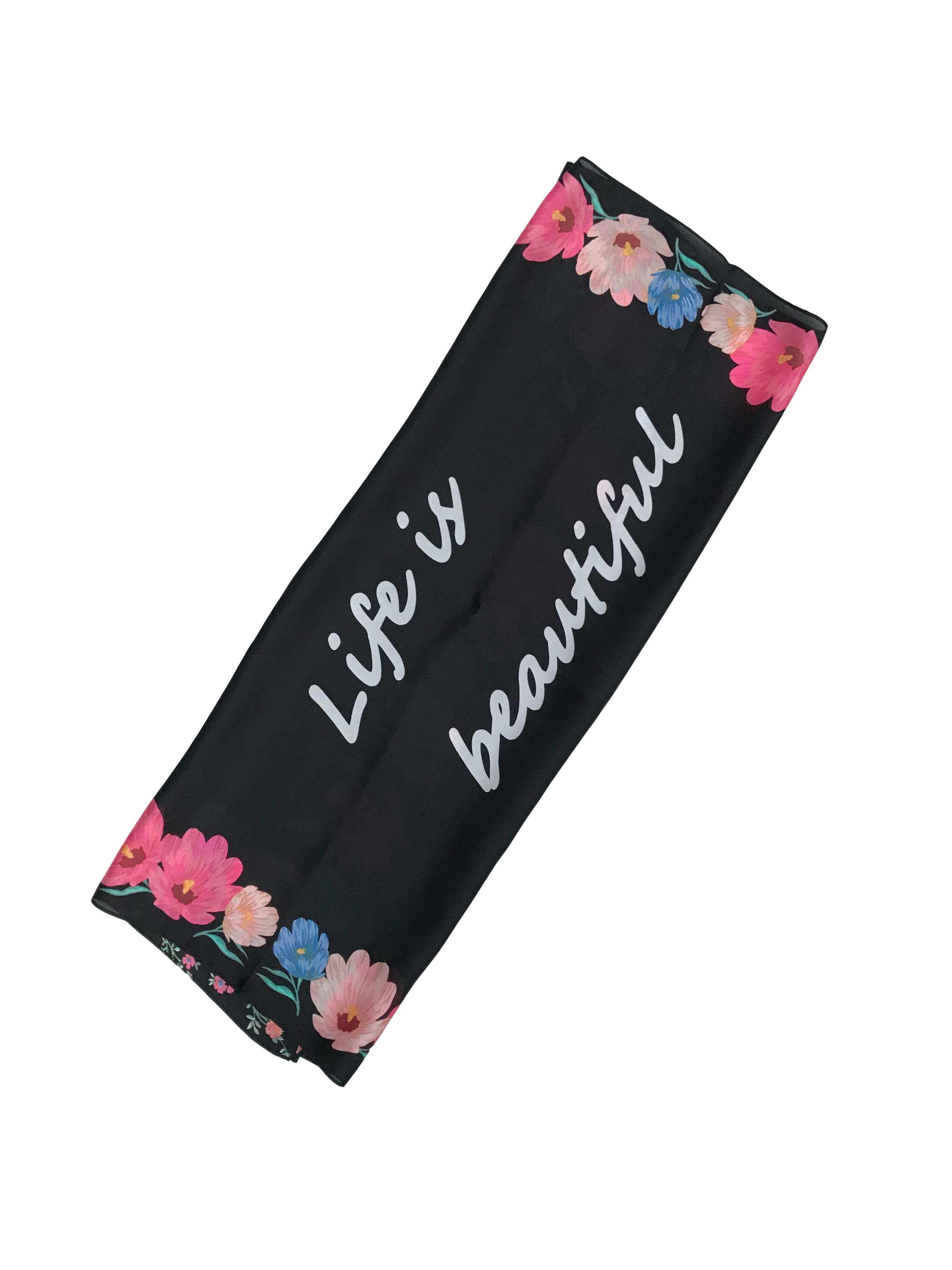 Pañuelo negro tipo seda con estampado de flores y frase Life is beautiful. Cuadrado 72x72cm