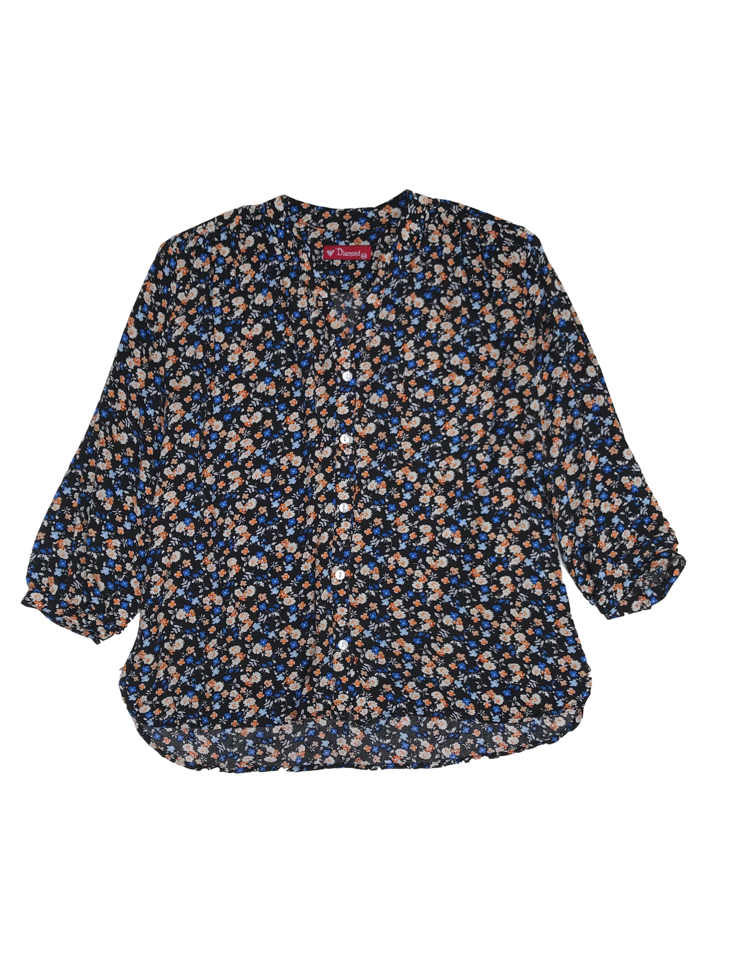 Blusa tipo chalis negra con estampado de florcitas, escote en V con fila de botones, bolsillo delantero y mangas 3/4