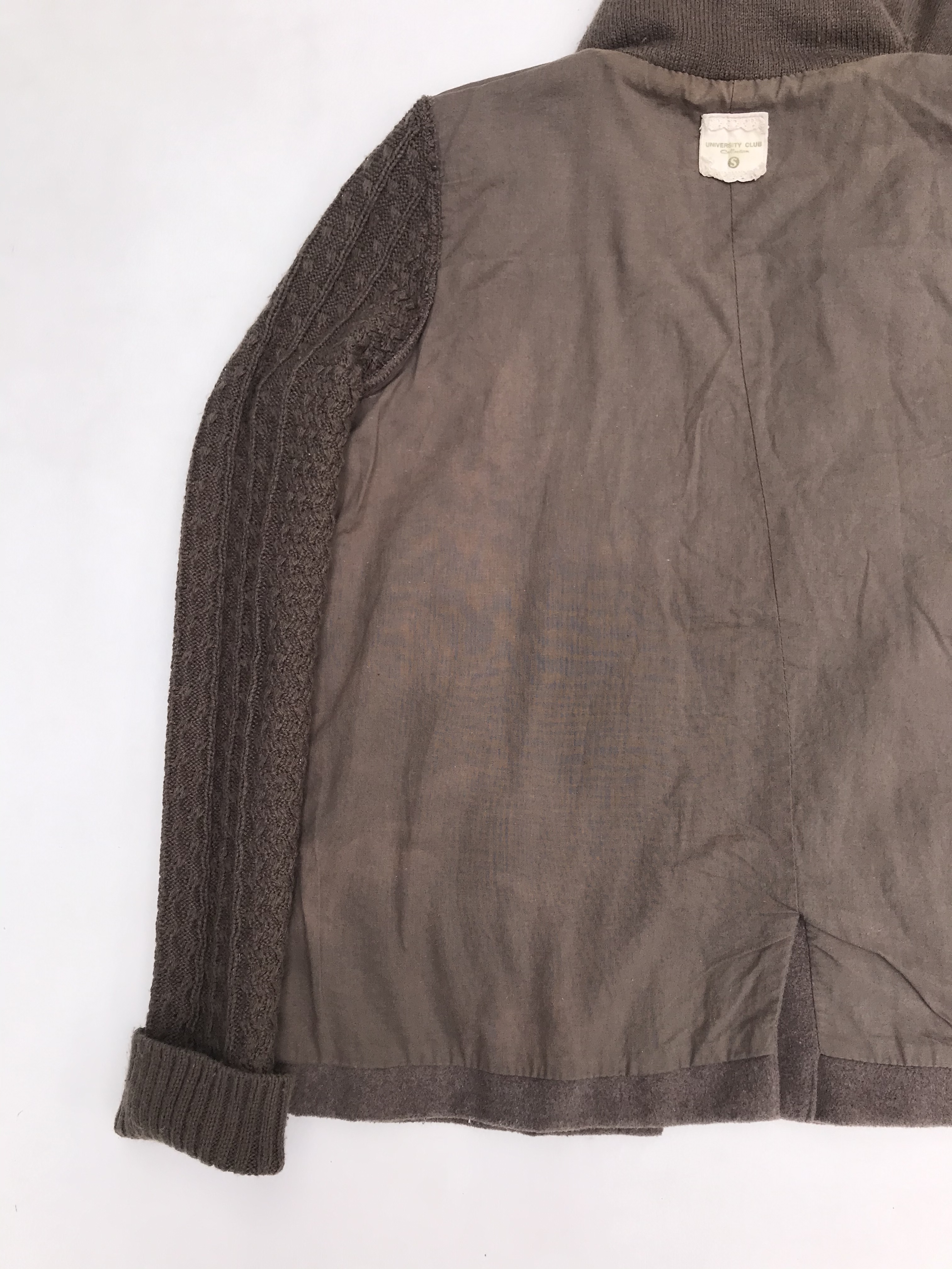 Casaca University club marrón 30% lana, forrada, con mangas y capucha tejidas. Tiene una zona del forro decolorada pero por fuera está perfecta