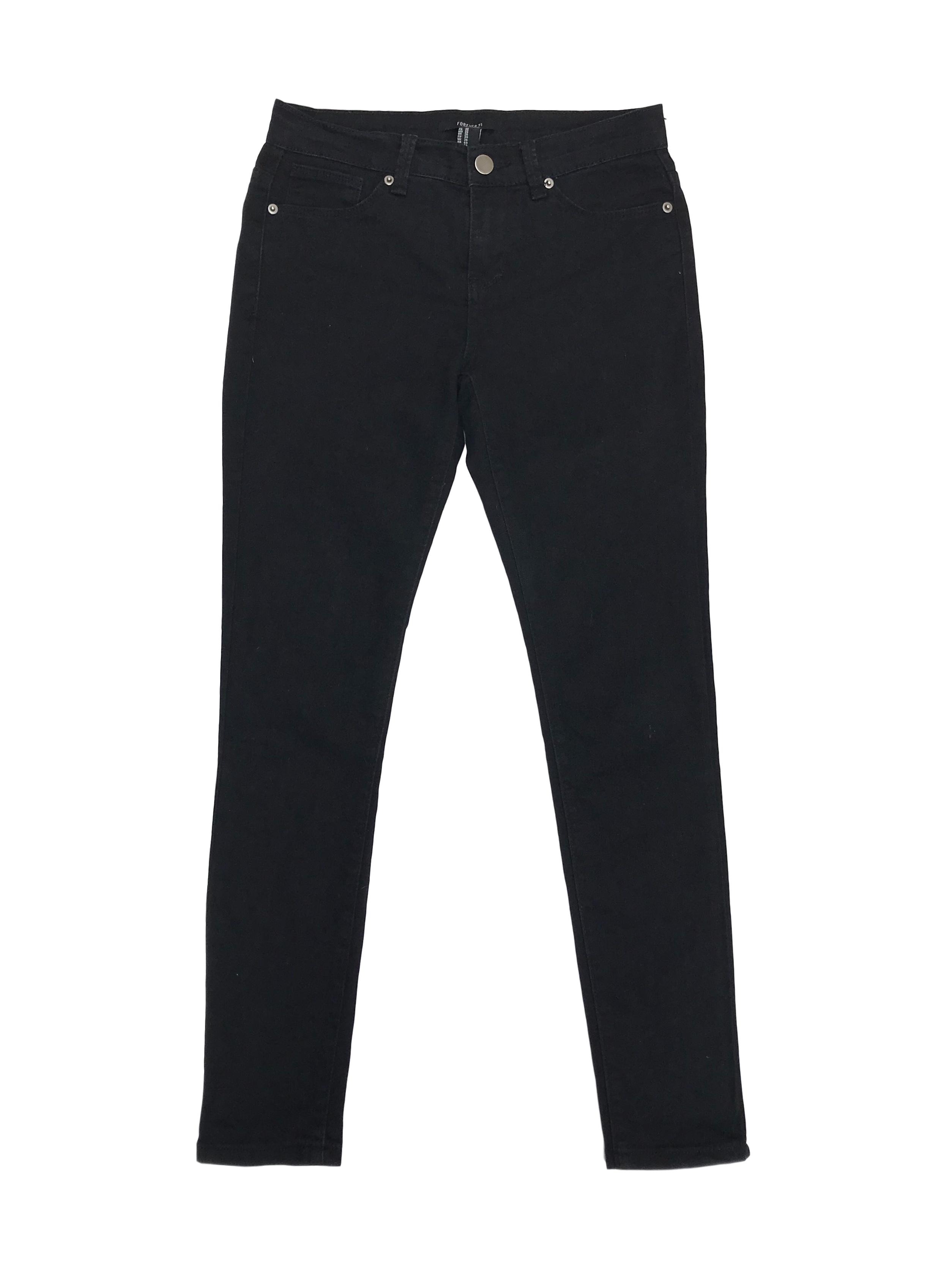 Pantalón jean pitillo Forever21 negro 61% algodón ligeramente stretch. Pretina 70cm