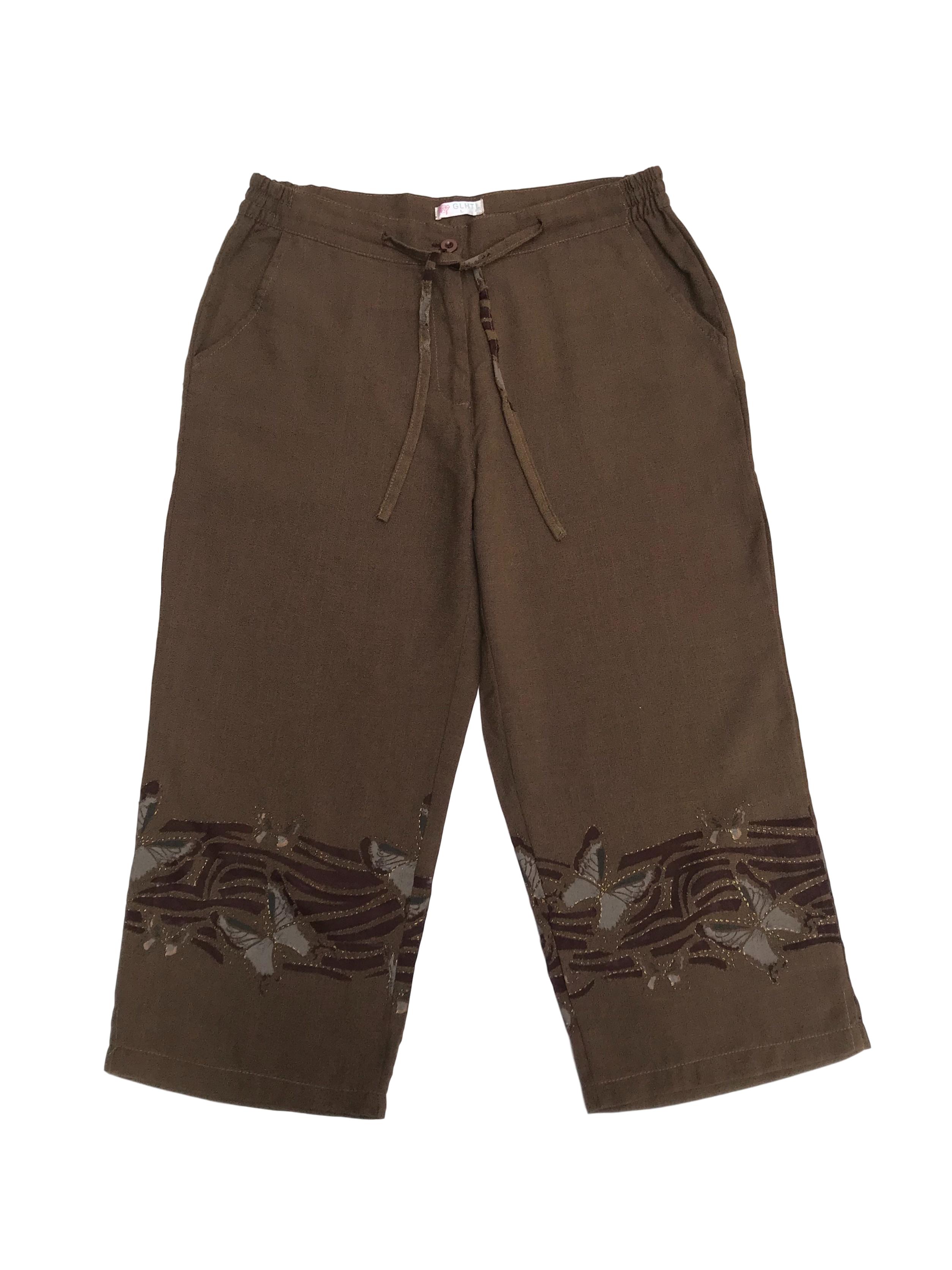 Pantalón capri de pierna ancha marrón, cintura regulable y bolsillos laterales, con estampado en la basta. Cintura 77cm Largo 79cm