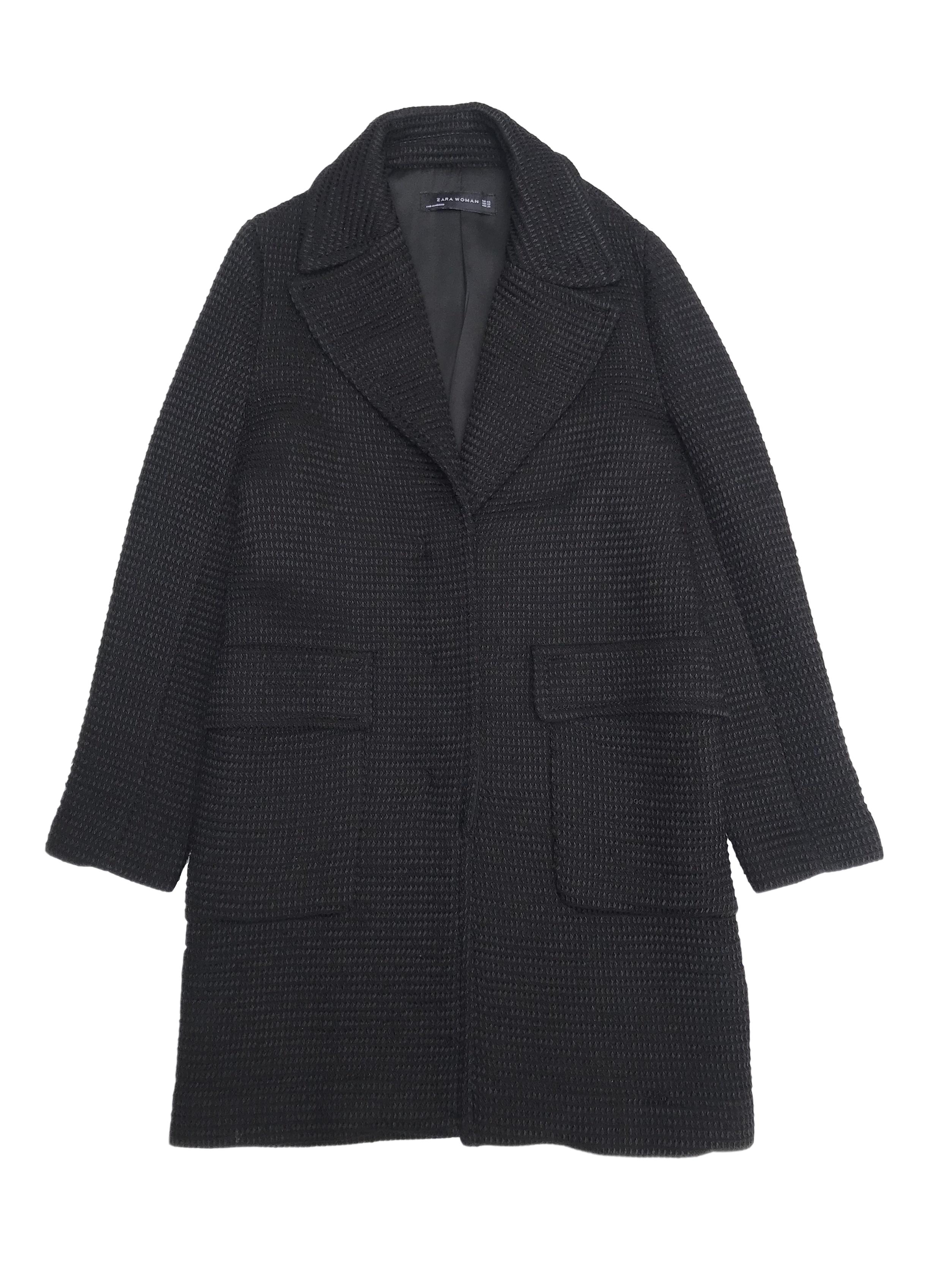 Abrigo Zara negro texturado, forrado, con solapas y bolsillos delanteros. Largo 85cm. Precio original S/ 350
