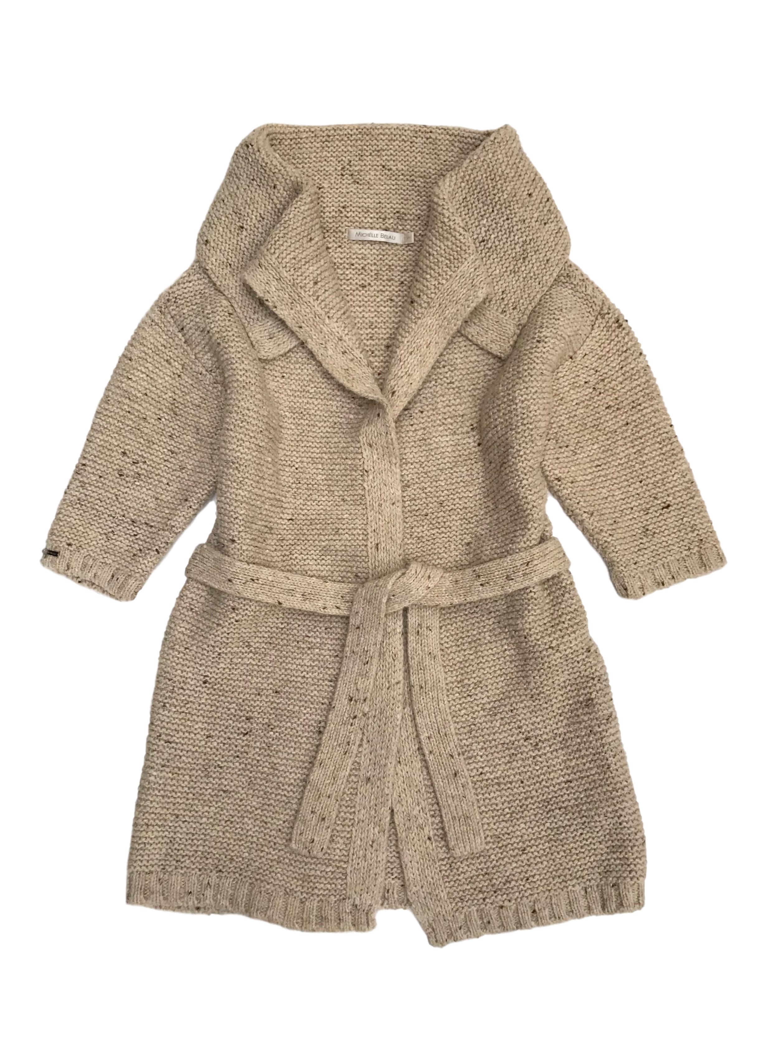 Cardigan grueso Michelle Belau 35% lana 25% alpaca 40% acrílico, con cinto para amarrar. Largo 75cm