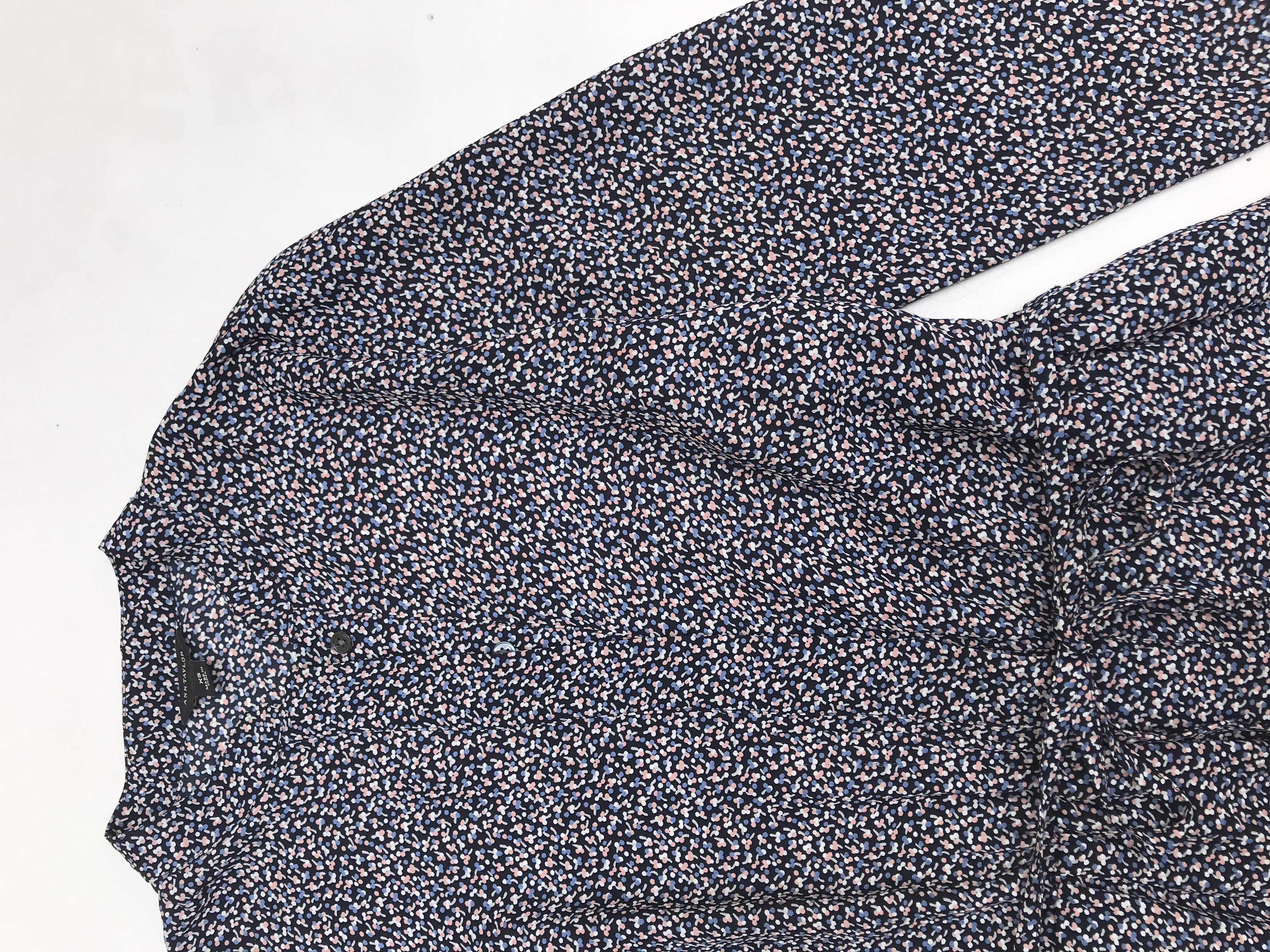 Vestido Ann Taylor azul con mini print florcitas, cuello nerú, botones a lo largo, elástico en la cintura y forro en la falda. Busto 90cm Cintura 68 (sin estirar)Largo 87cm. Precio original S/ 500