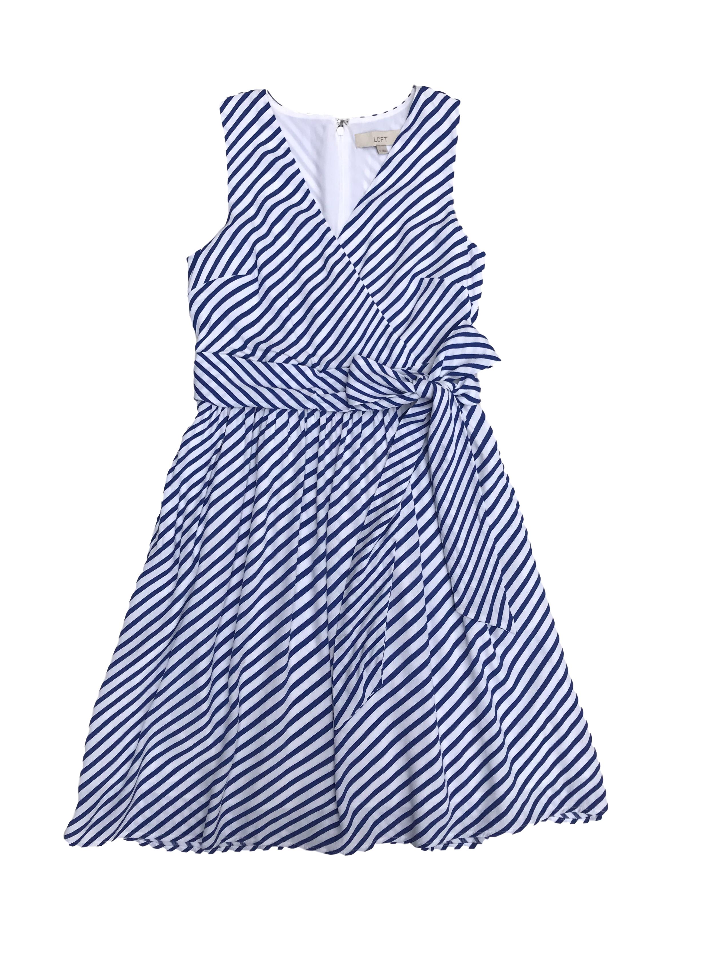 Vestido Loft de crepé blanco con líneas azules, forrado, cierre en la espalda, escote cruzado y falda con bolsillos. Busto 90cm Cintura 70cm Largo 90cm. Precio original S/ 350