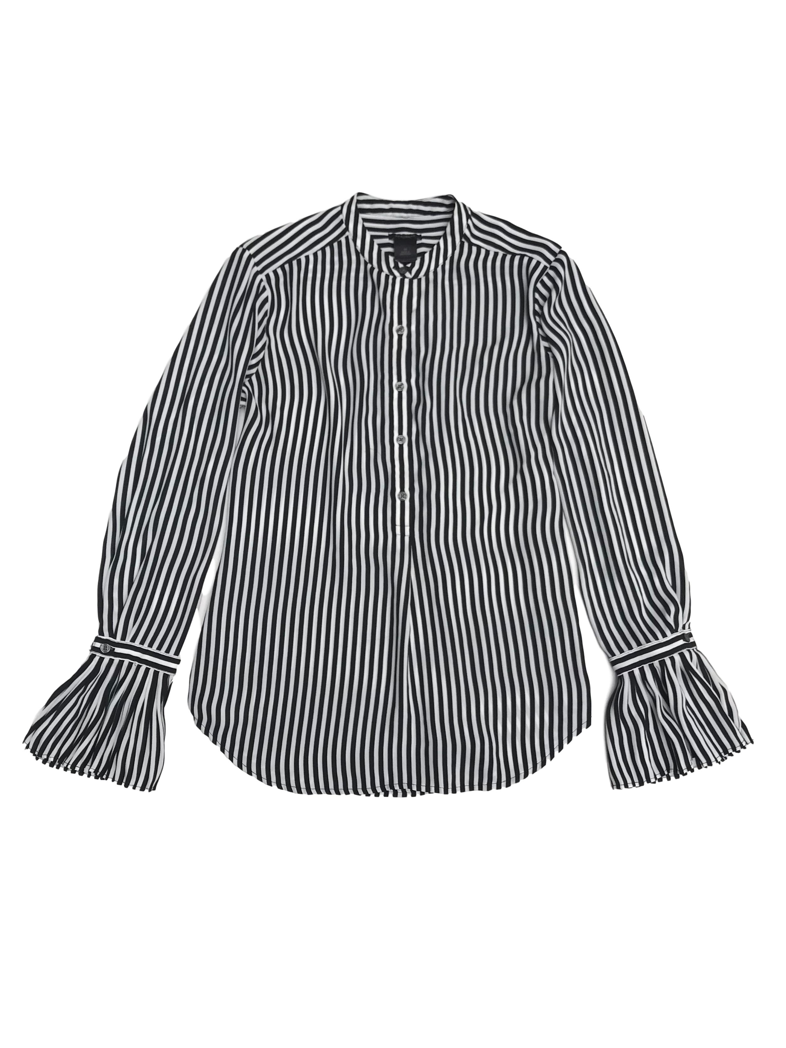 Blusa Ann Taylor de tela plana fluida a rayas blancas y negras, cuello nerú, botones en el pecho y puños campana, fit suelto. Busto 100cm Largo 50-60cm