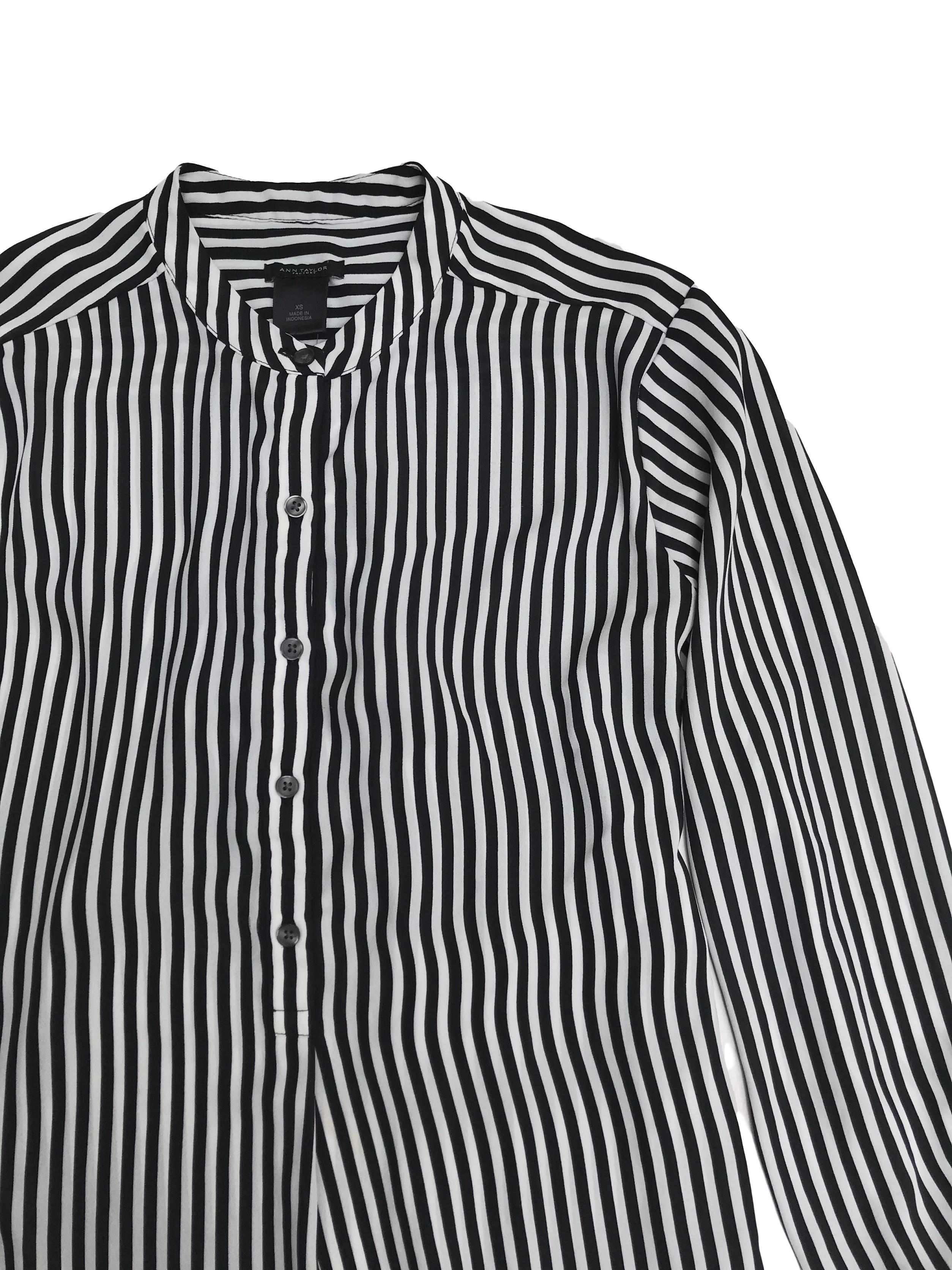 Blusa Ann Taylor de tela plana fluida a rayas blancas y negras, cuello nerú, botones en el pecho y puños campana, fit suelto. Busto 100cm Largo 50-60cm