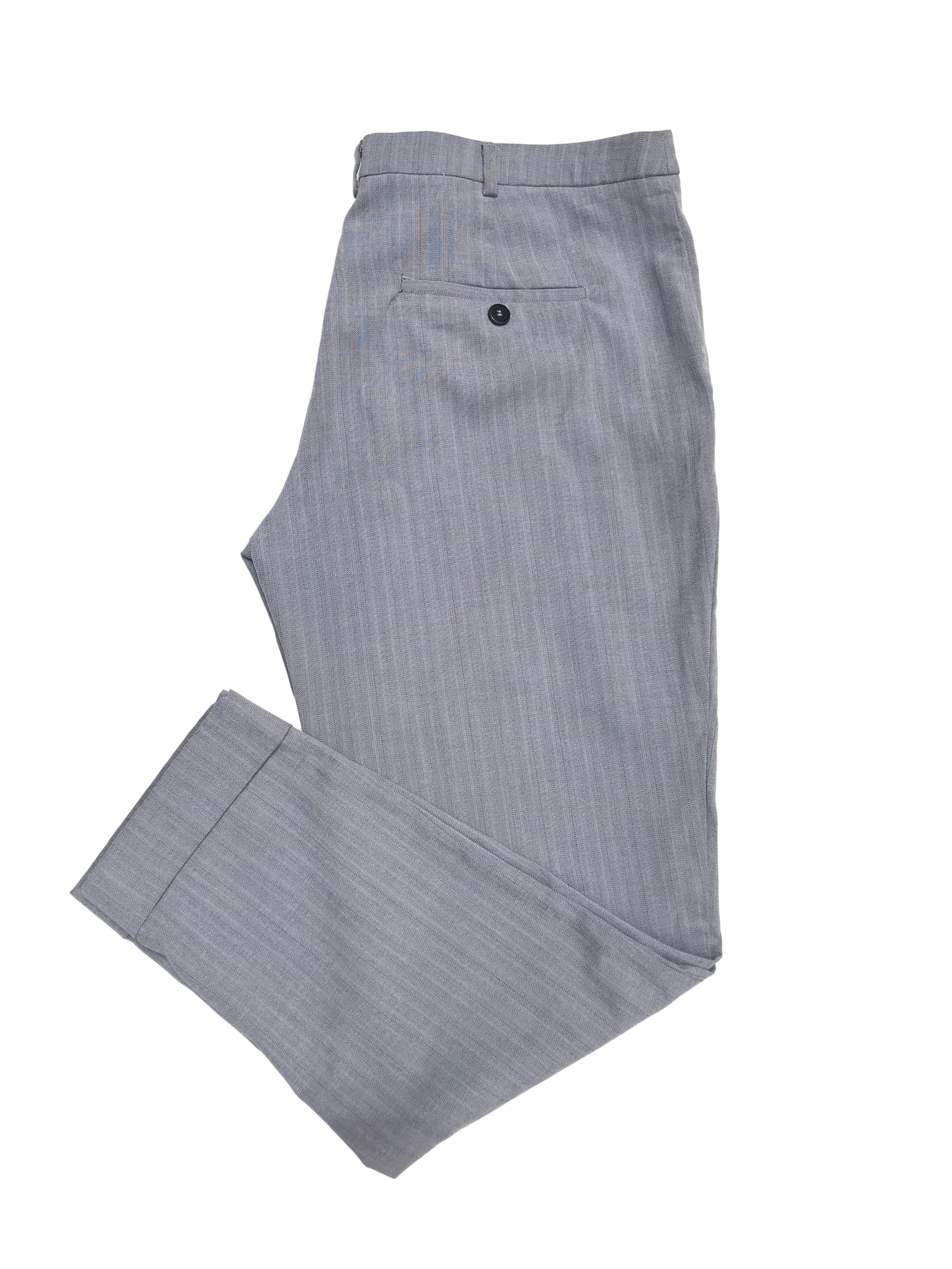 Pantalón de vestir Mango en tonos plomos, corte slim con bolsillos laterales y dobladillo en la basta. Pretina 90cm Cadera 110cm
