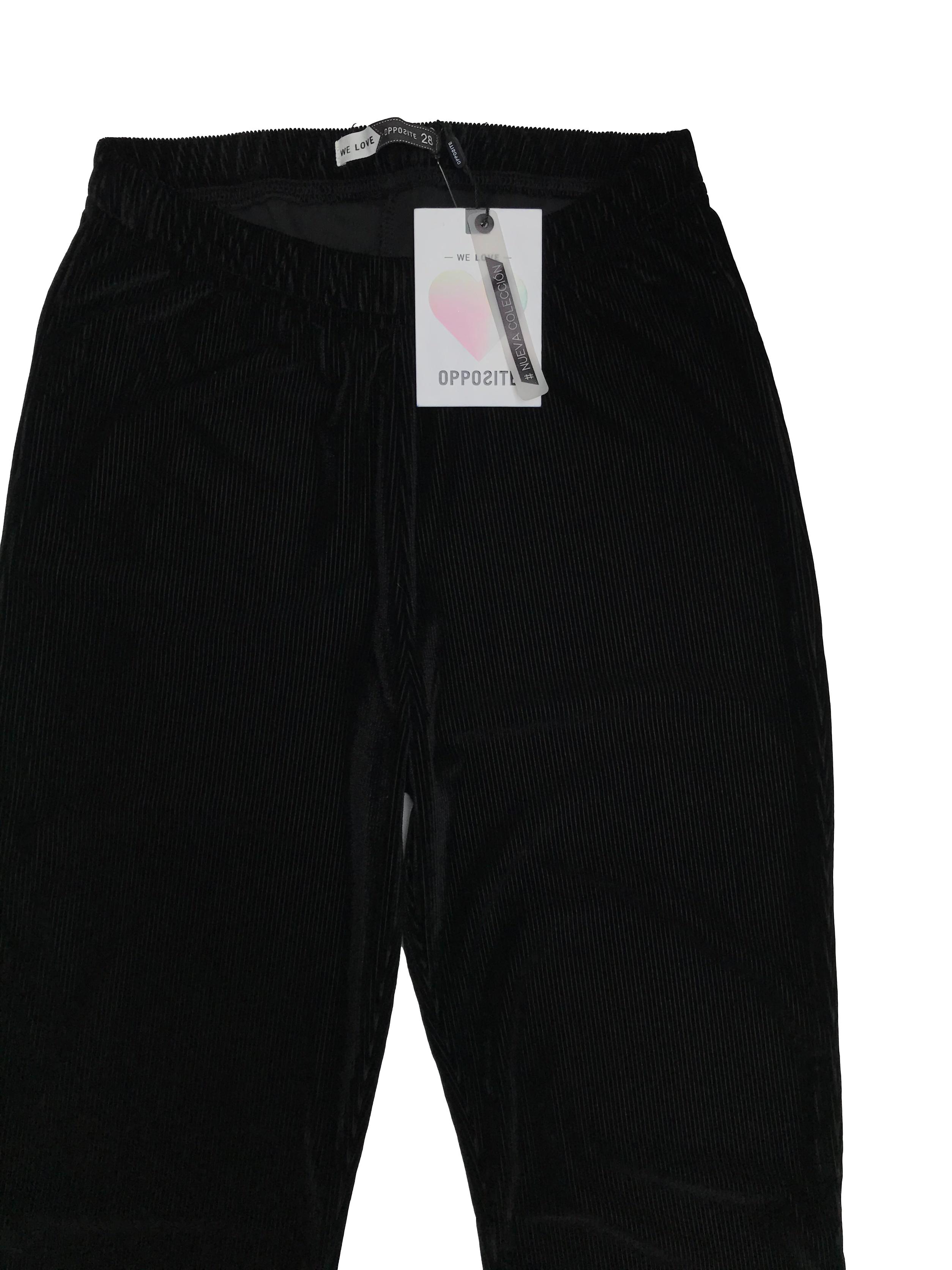 Pantalón tipo corduroy satinado negro, a la cintura, pegado al cuerpo con basta campana. Cintura 60cm (sin estirar). Nuevo con etiqueta, precio original S/ 89.9