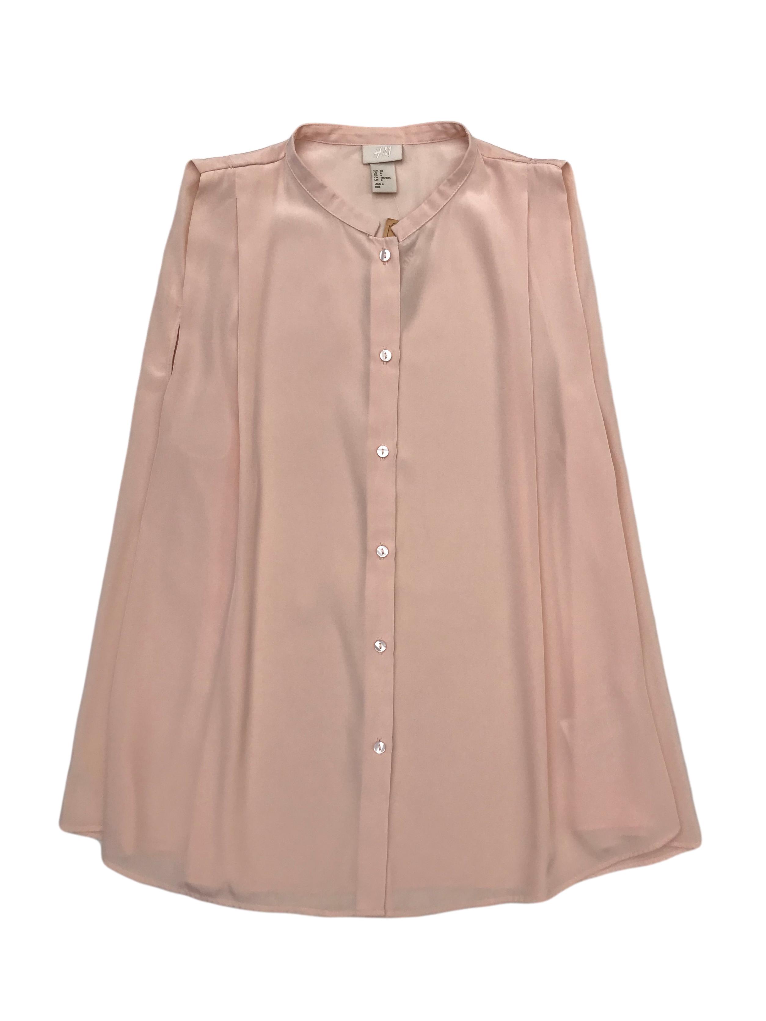 Blusa H&M palo rosa satinado con botones delanteros y pliegues en los hombros. Es suelta
