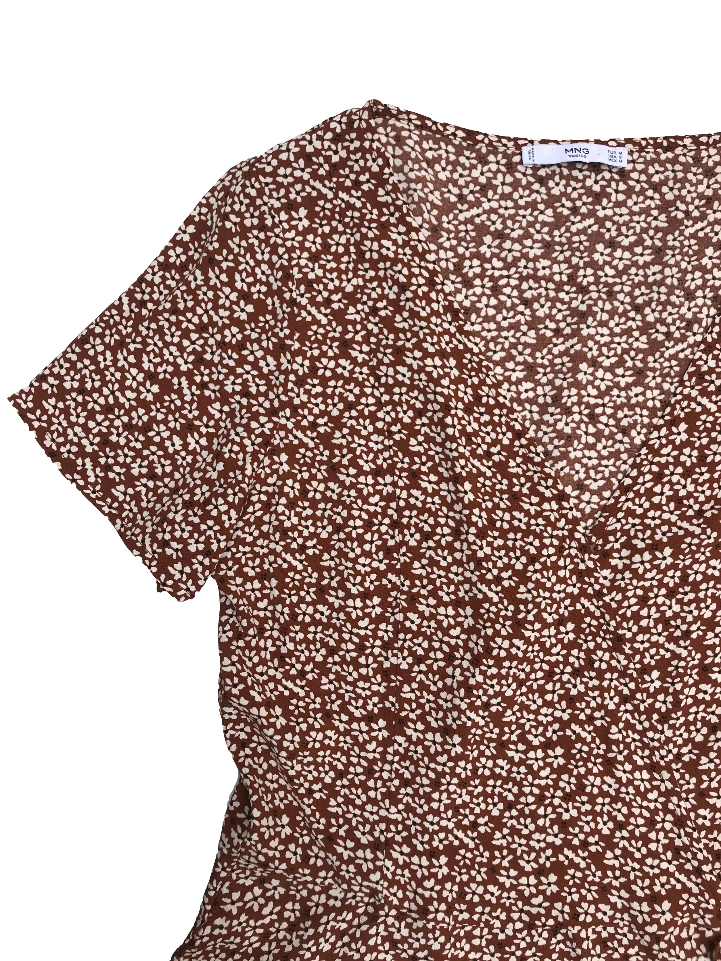 Blusa Mango tipo crepé marrón con florcitas, cruzada se amarra al lado. Precio original S/ 139