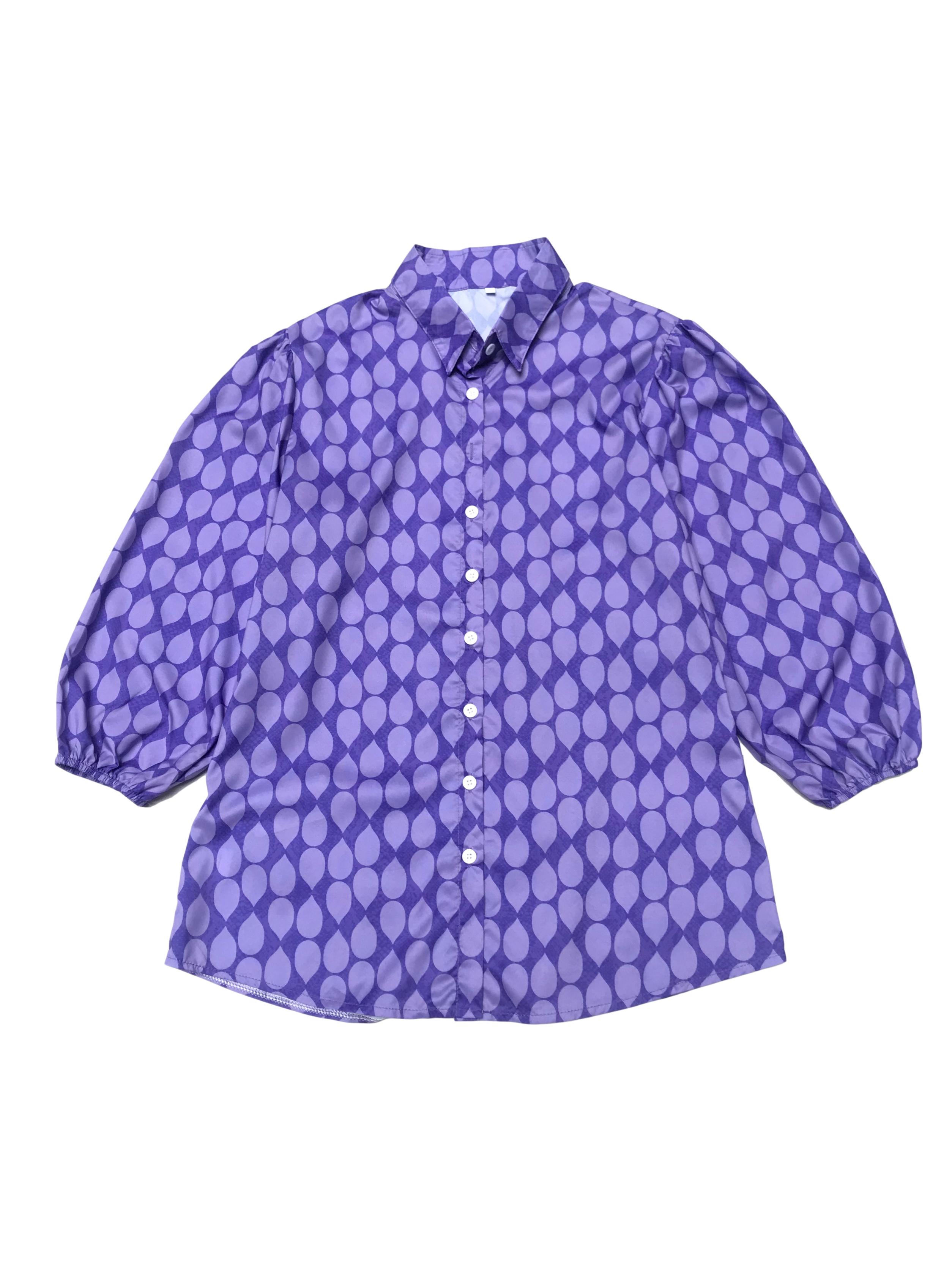 Blusa morada con pétalos lilas, mangas 3/4 abullonadas con elástico en puño