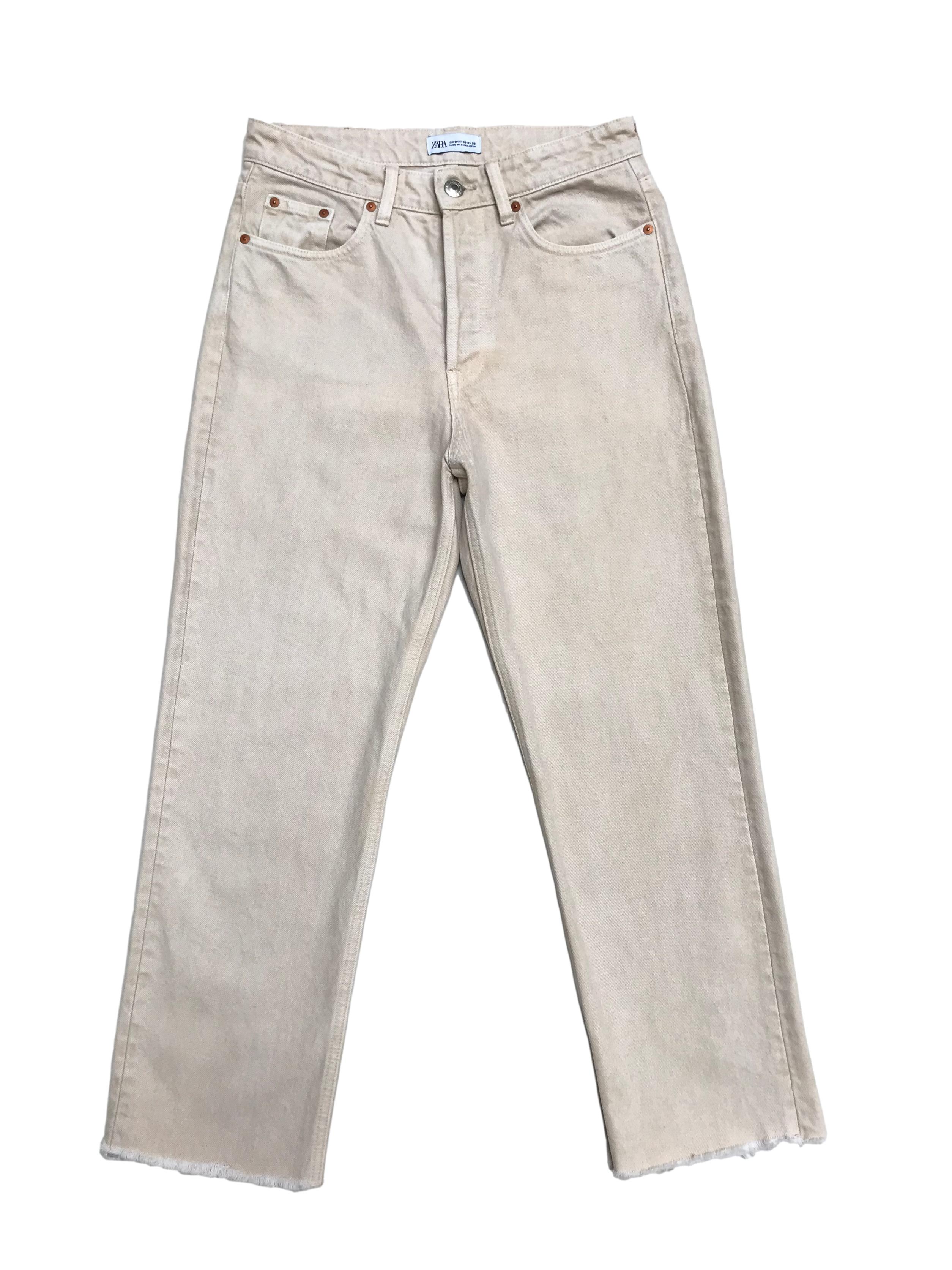 Pantalón Zara denim crema efecto lavado, a la cintura, pierna recta y basta desflecada. Cintura 76cm