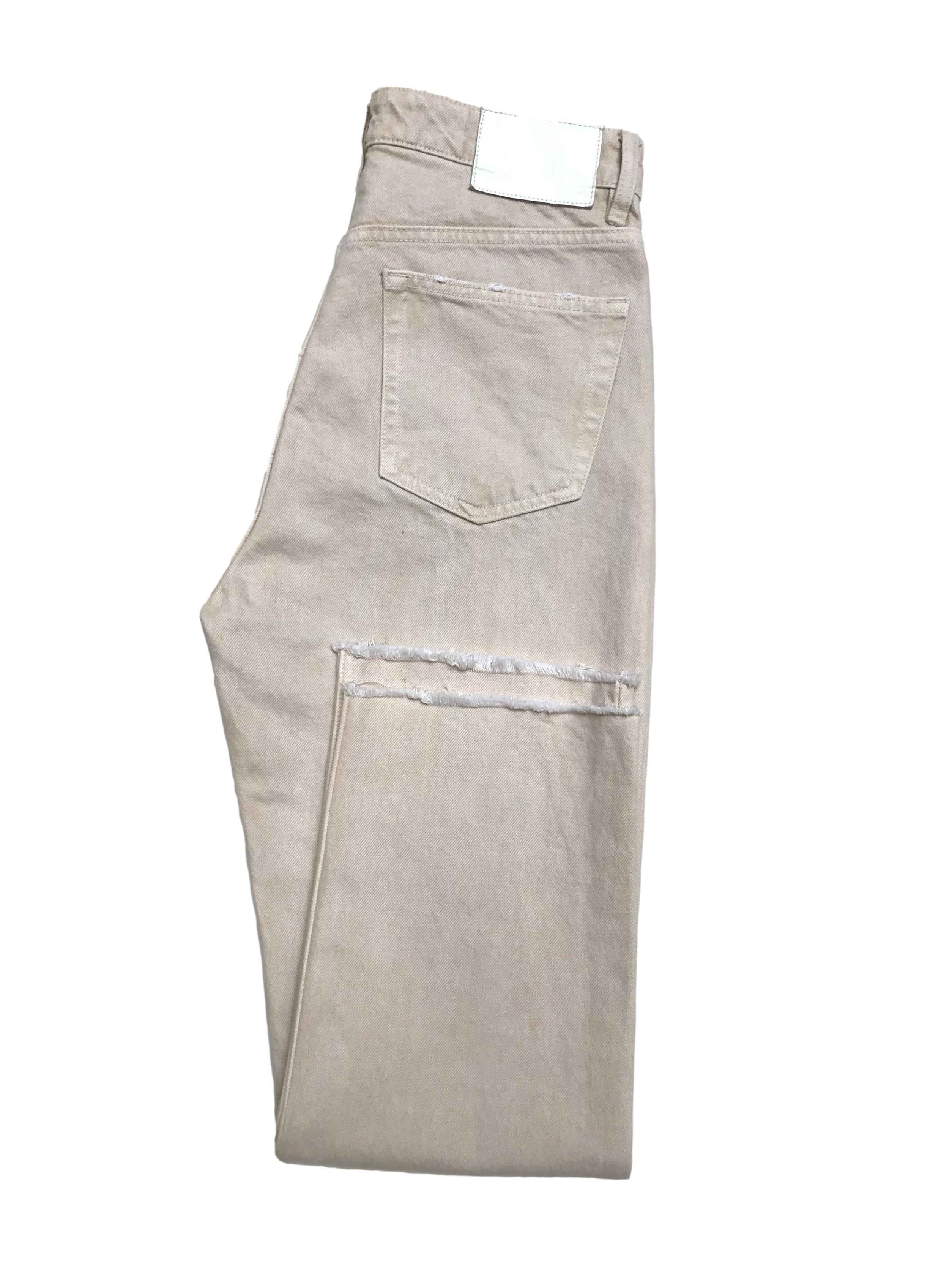 Pantalón Zara denim crema efecto lavado, a la cintura, pierna recta y basta desflecada. Cintura 76cm