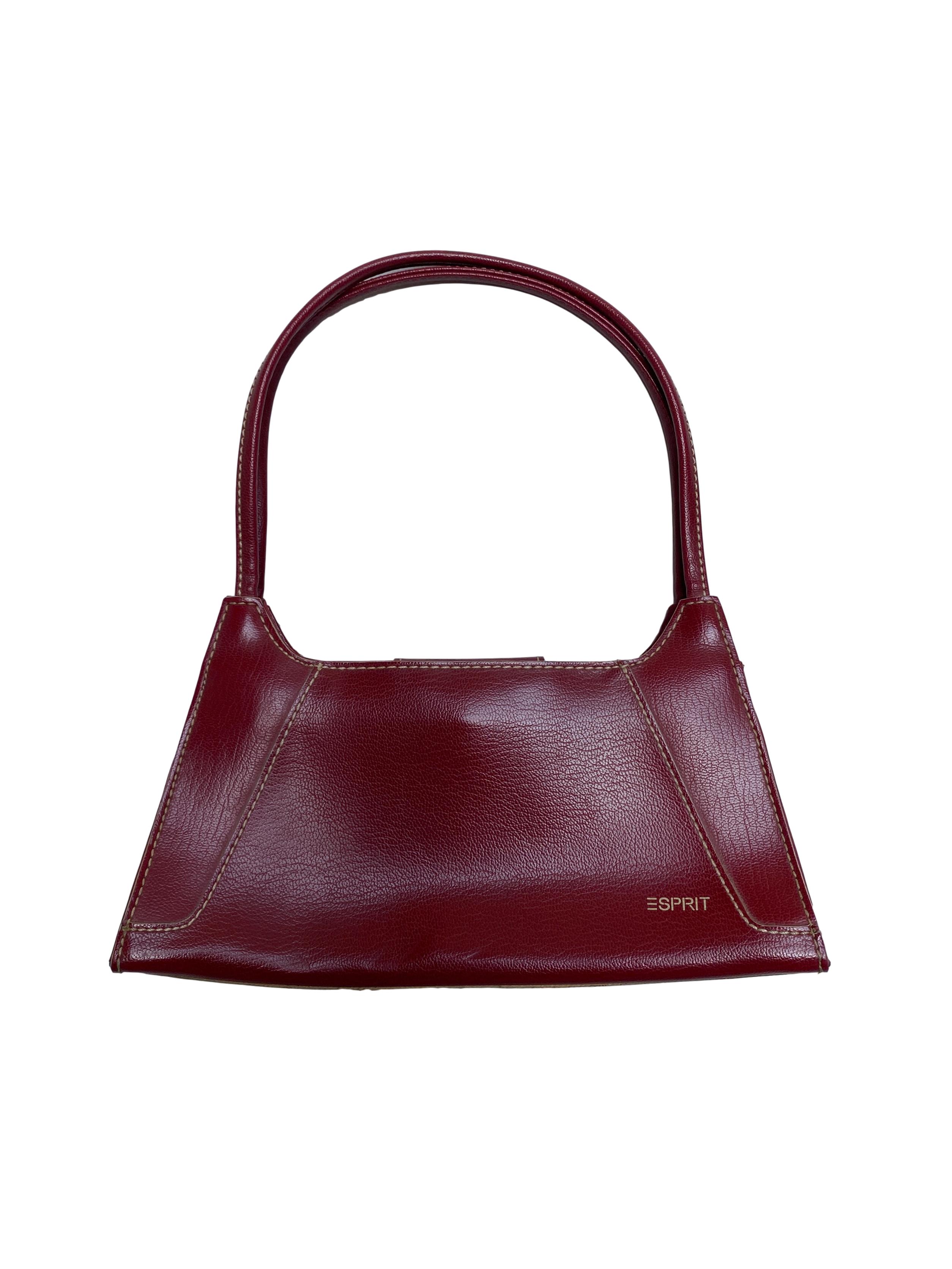 Baguette bag Esprit de polipiel guinda y costuras crema, forro interior y cierra con broche imantado. Medidas 25x14x5cm