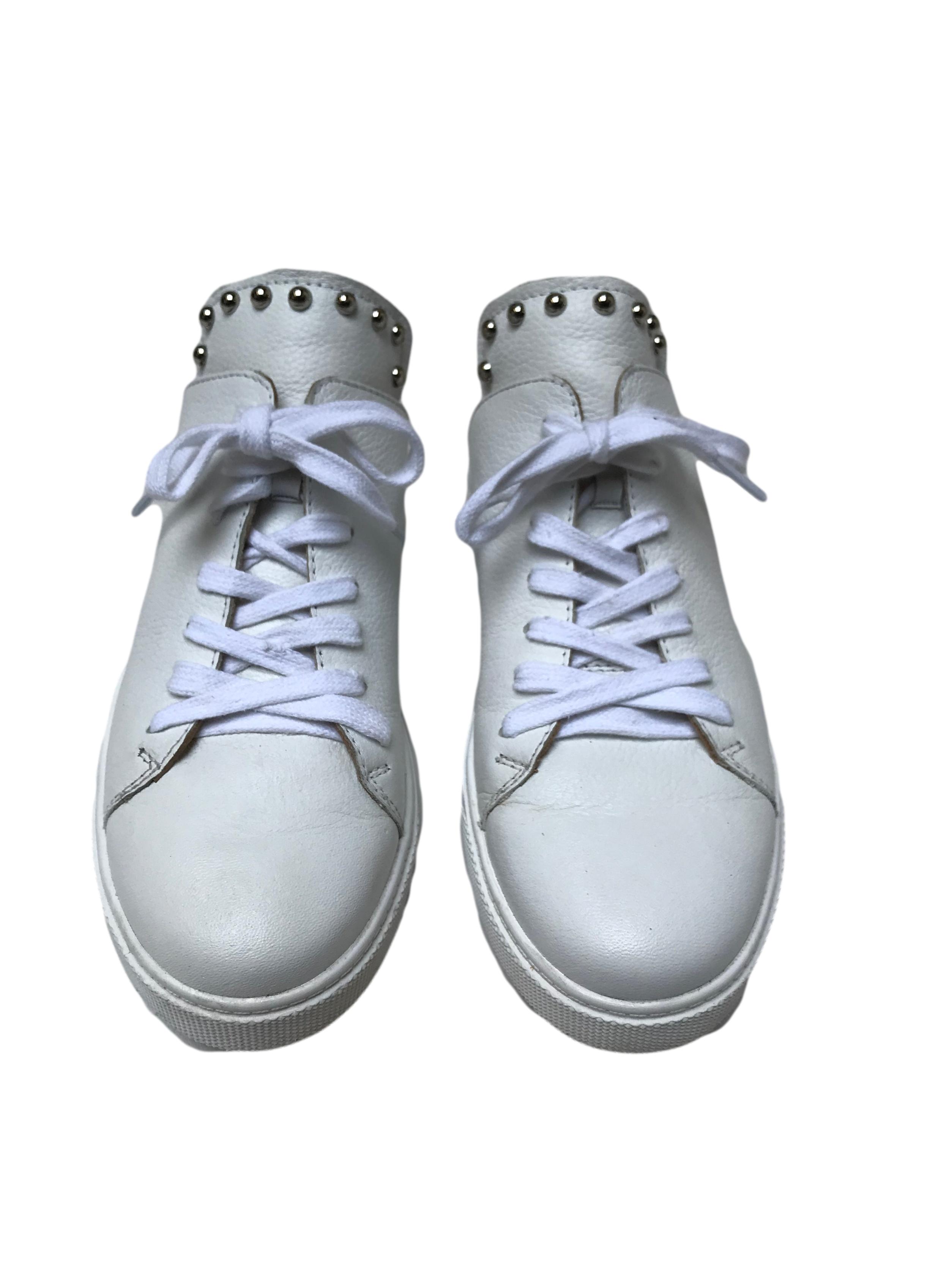 Slippers Donna Cattiva estilo zapatilla de cuero blanco con aplicaciones plateadas en la lengüeta. Estado 8.5/10. Precio original S/ 300