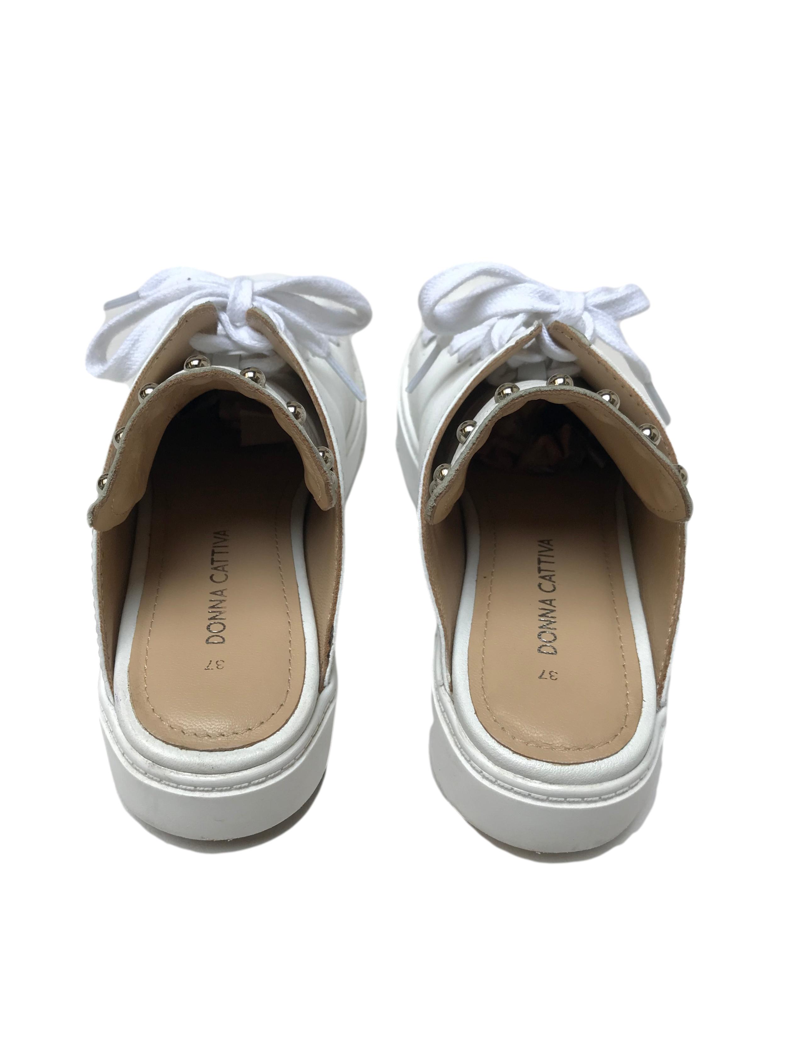 Slippers Donna Cattiva estilo zapatilla de cuero blanco con aplicaciones plateadas en la lengüeta. Estado 8.5/10. Precio original S/ 300