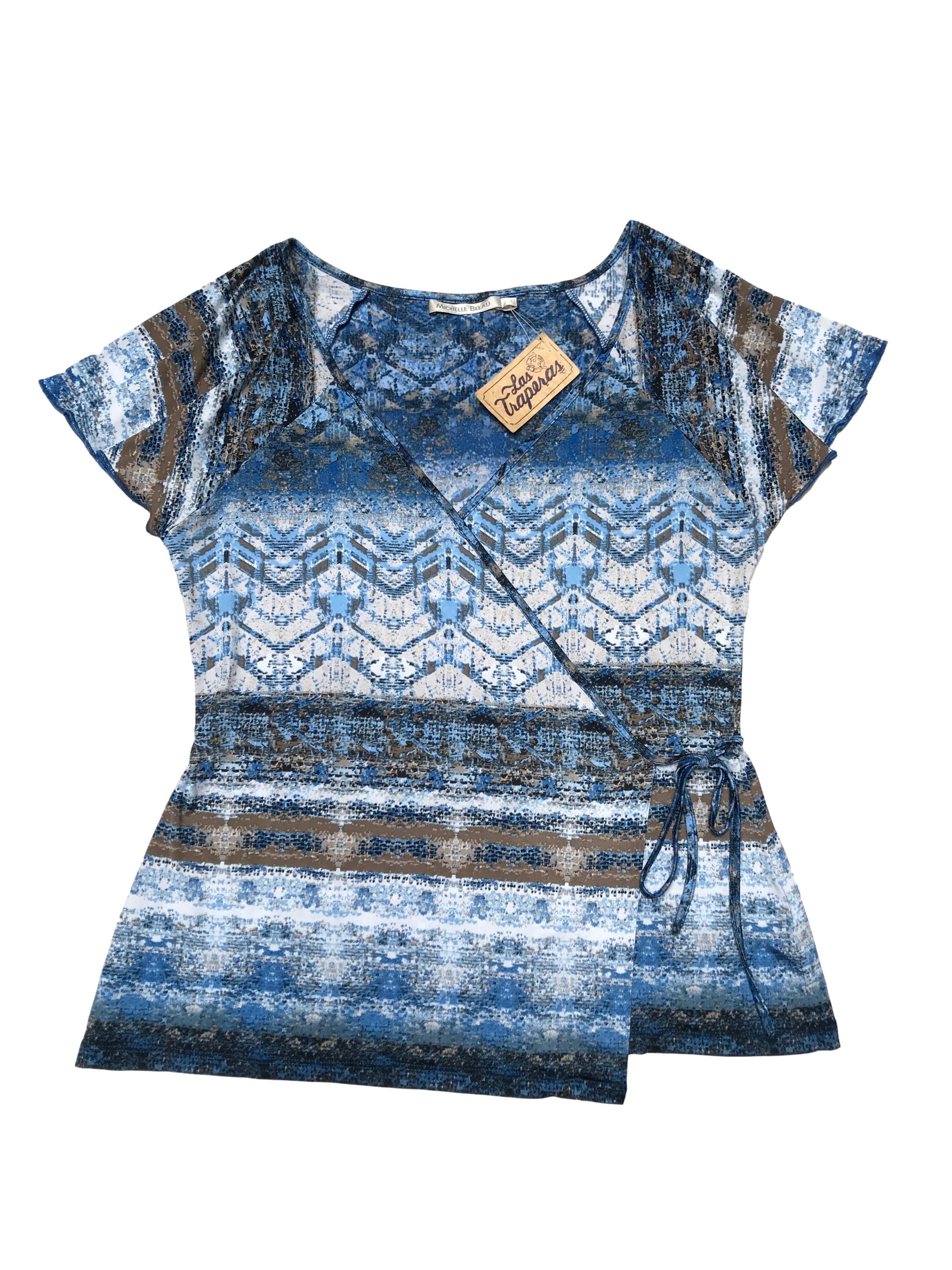 Blusa Michelle Belau envolvente, de tela stretch con estampado azul, blanco y marrón. Precio original S/ 160