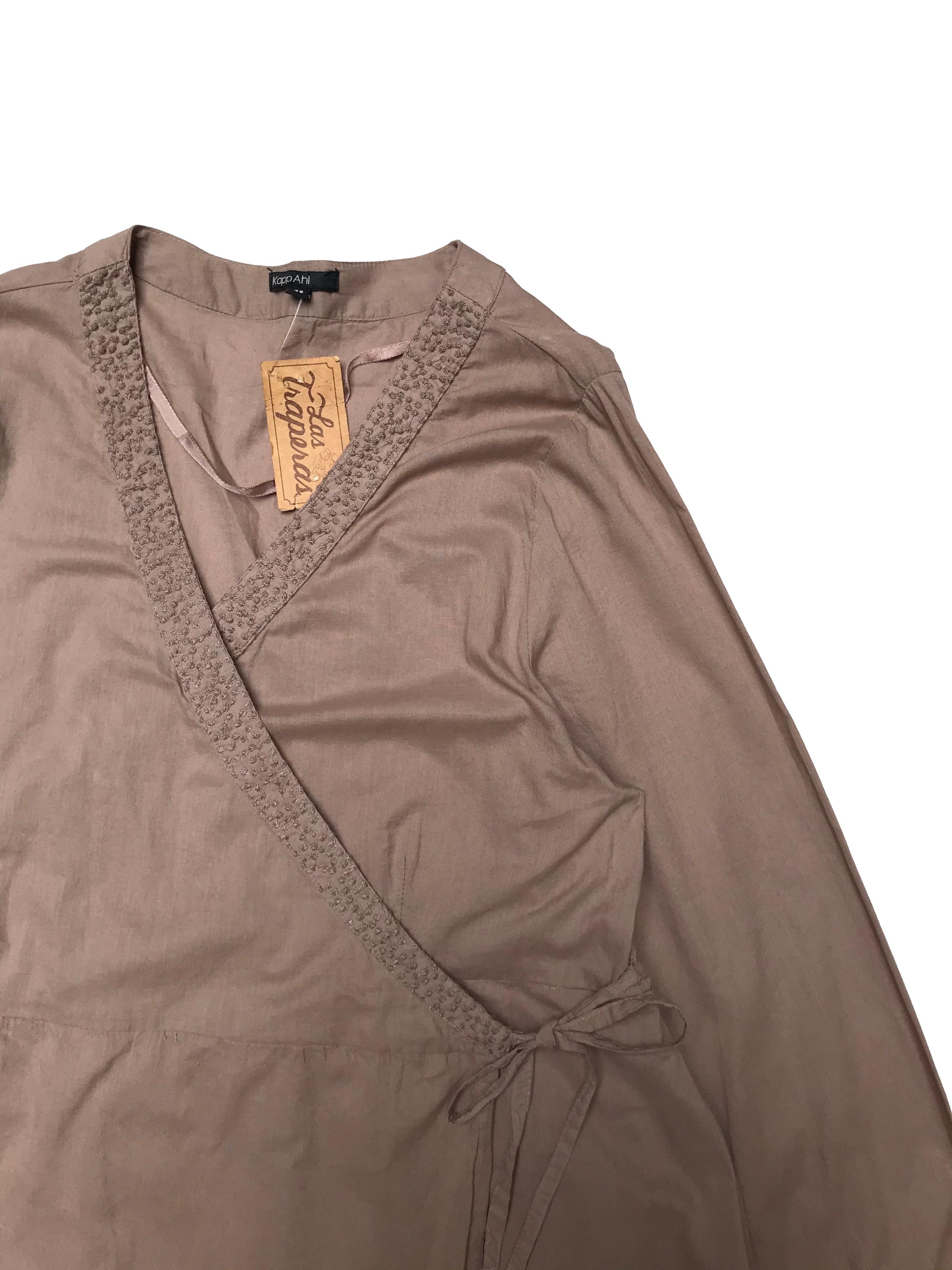 Blusa KappAhl 100% algodón, cruzada con tiras para amarrar, bordado en cuello y recogido en puños. Largo 75cm
