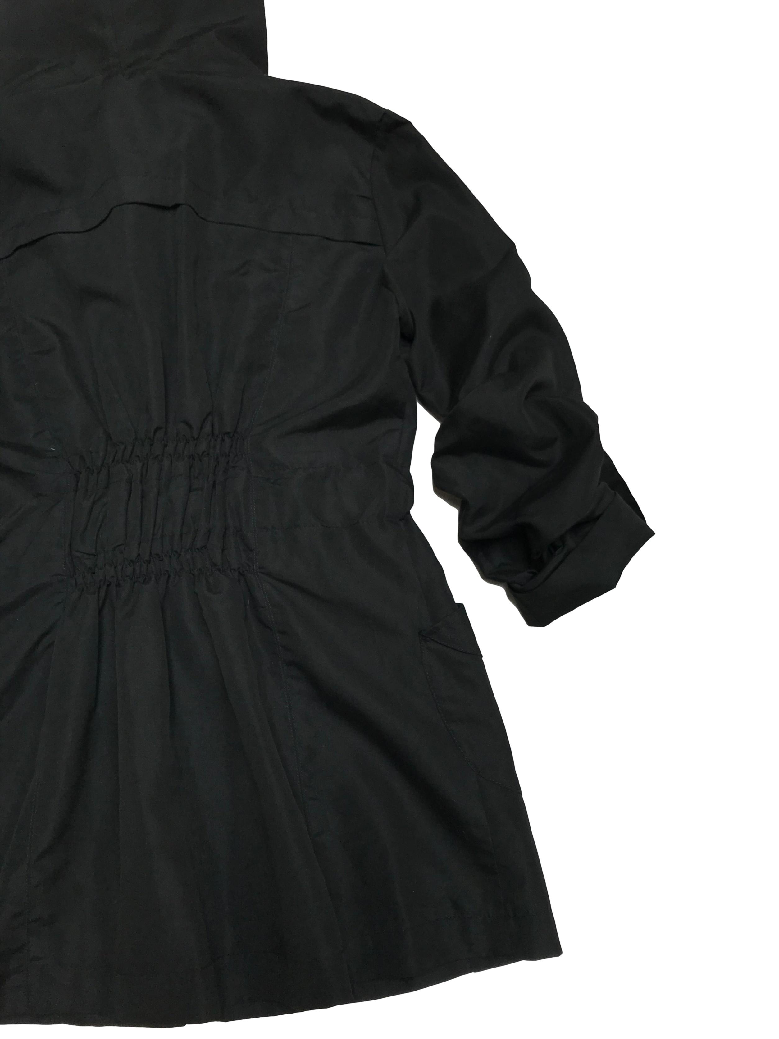 Casaca Bohem negra con capucha, cinto, mangas remangadas y lleva forro. Largo 71cm