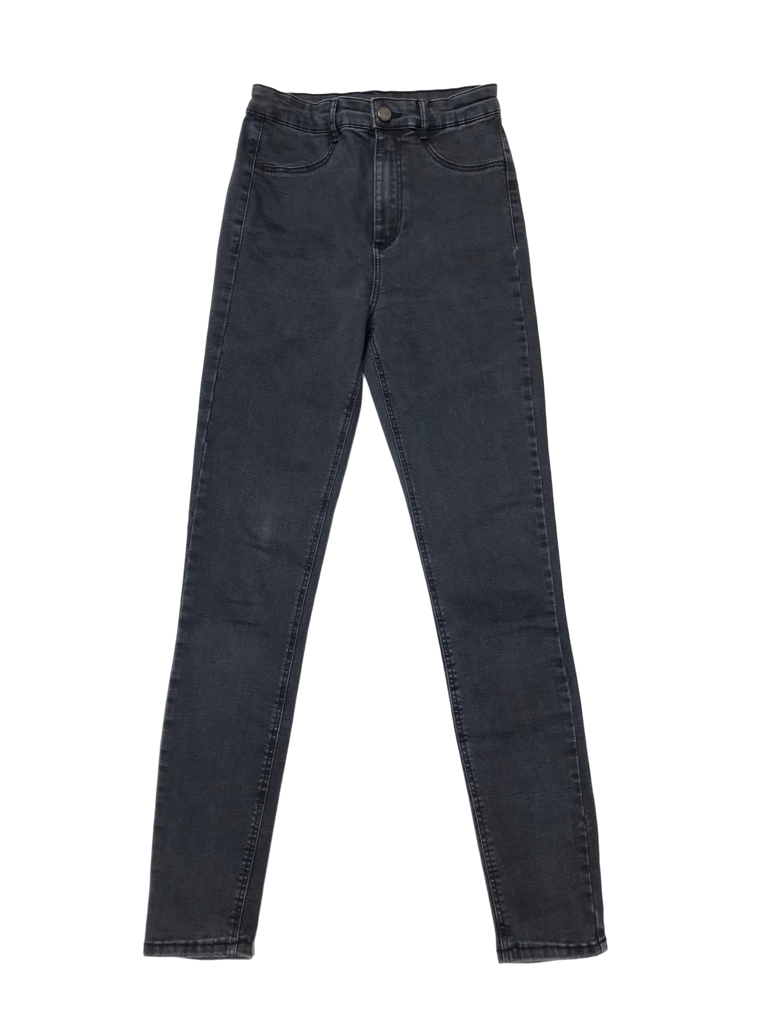 Jegging Zara a la cintura, jean gris efecto lavado stretch con cierre, botón delantero y bolsillos atrás. Cintura 62cm sin estirar