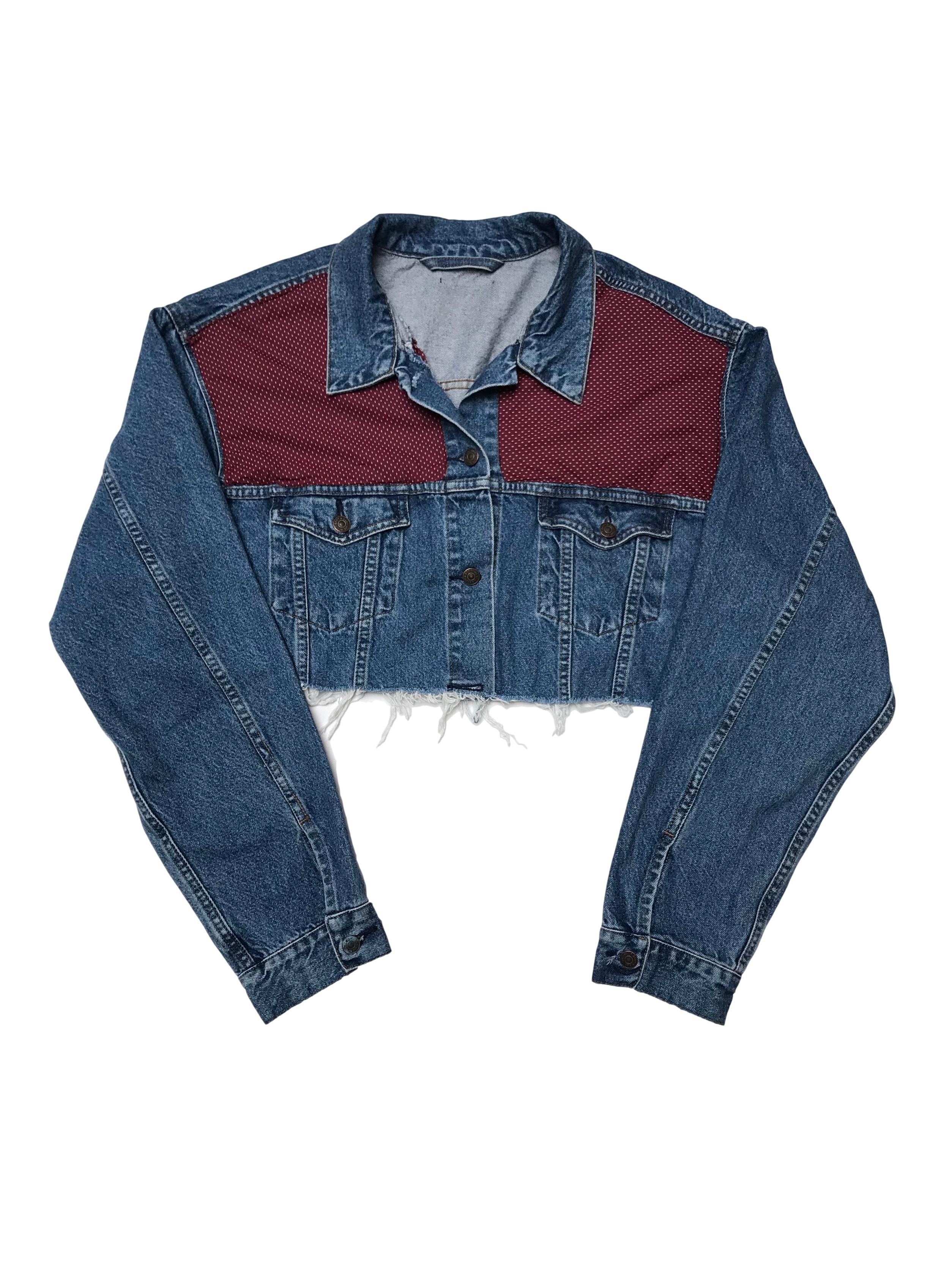 Denim jacket crop vintage intervenida con tela. Úsala con los puños remangados, si eres L queda oversize.