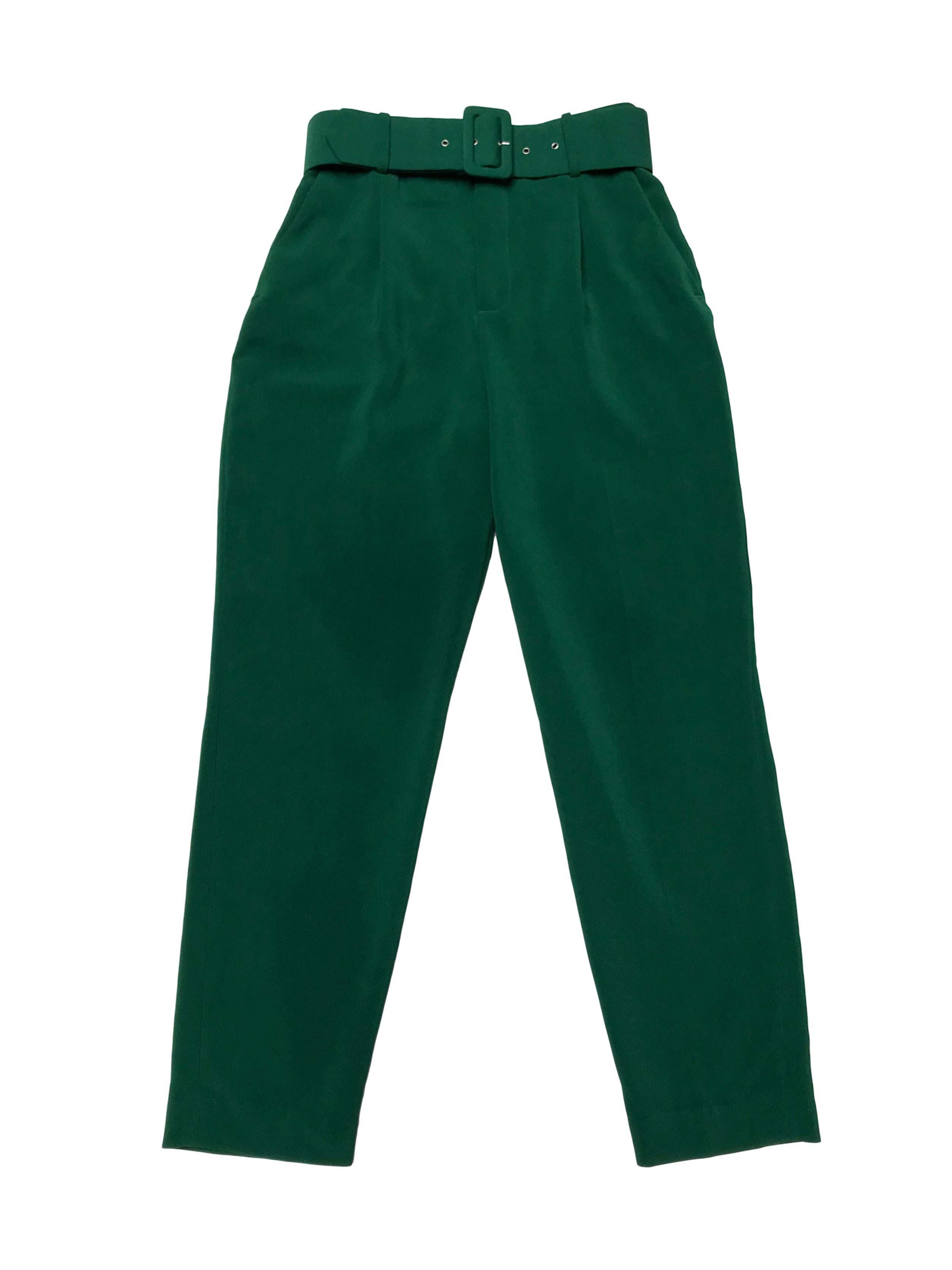 Pantalón Zara a la cintura, con pinzas, bolsillos laterales y correa incorporada (interior de correa con algunos signos de uso). Cintura 70cm
