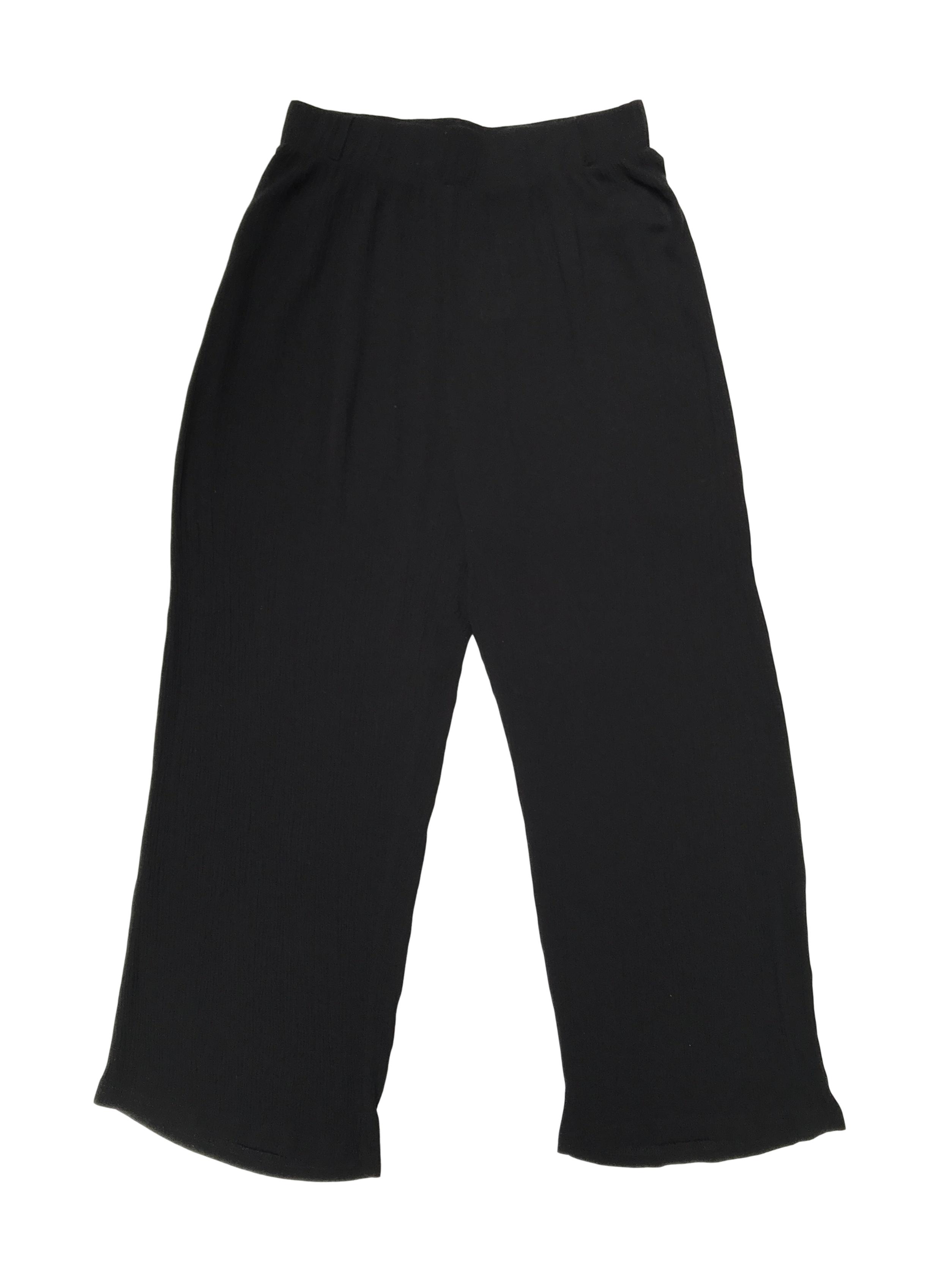 Pantalón a la cintura negro texturado con elástico en la pretina, sobre el tobillo. Largo 90cm