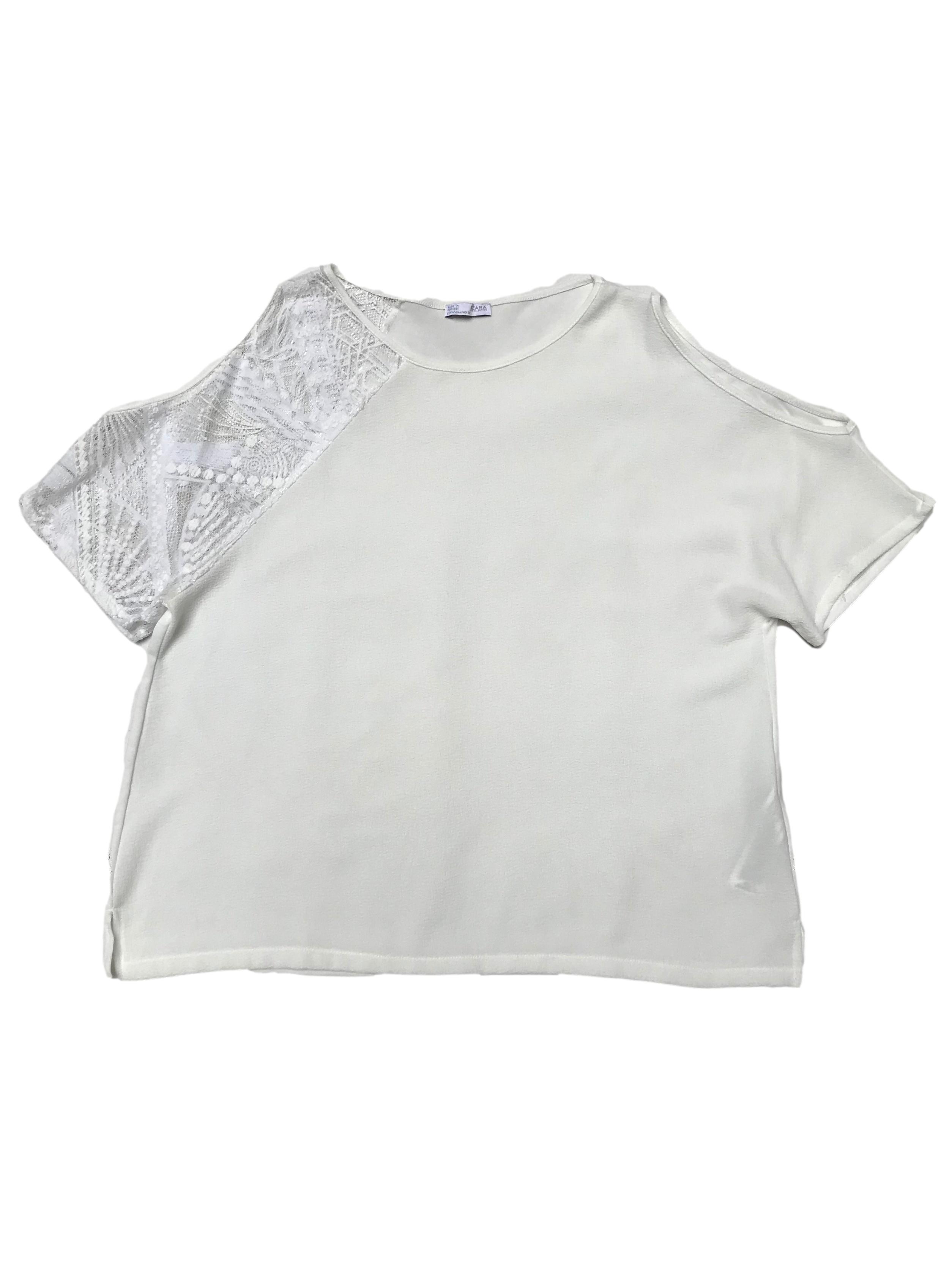 Blusa Zara tela plana texturada con encaje en un hombros y aberturas