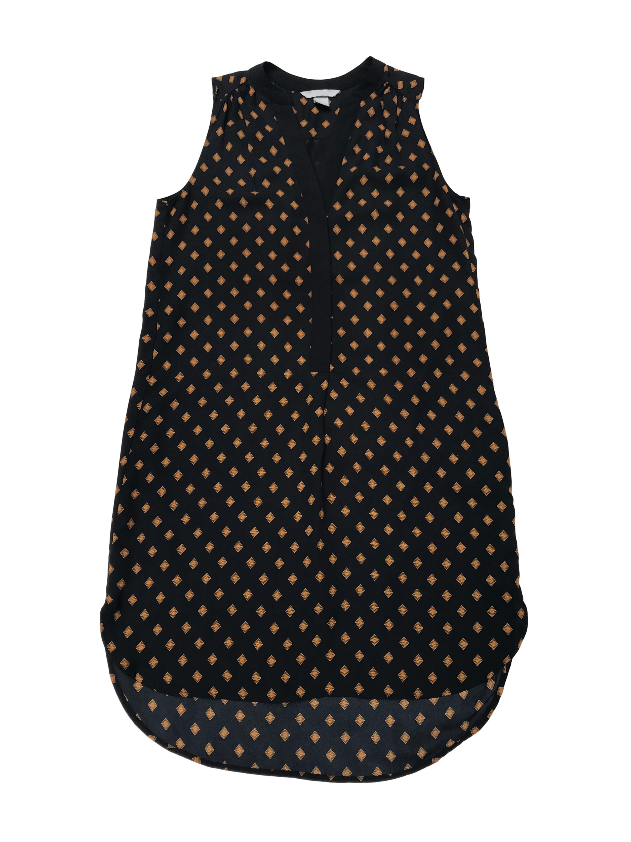 Vestido H&M de gasa negra con rombos mostaza, escote en V con botones, lleva forro. Largo 93cm