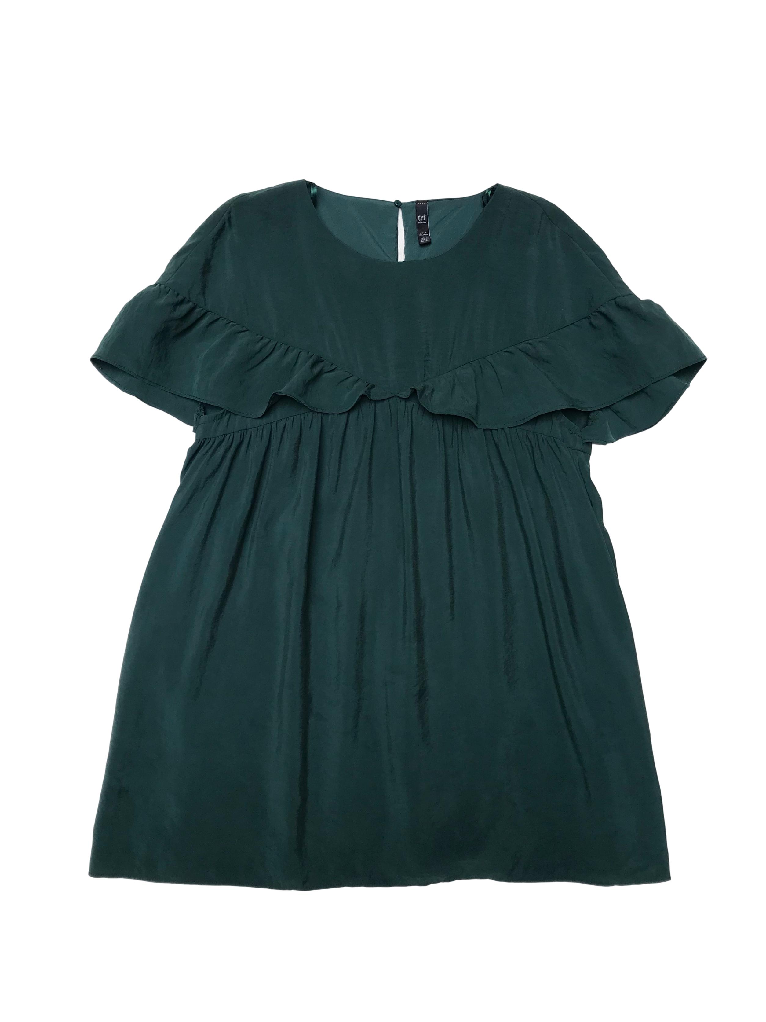 Vestido Zara verde de modal efecto lavado con volantes, cierre y botón posterior, lleva forro tipo enterizo short. Busto 100cm Largo 82cm
