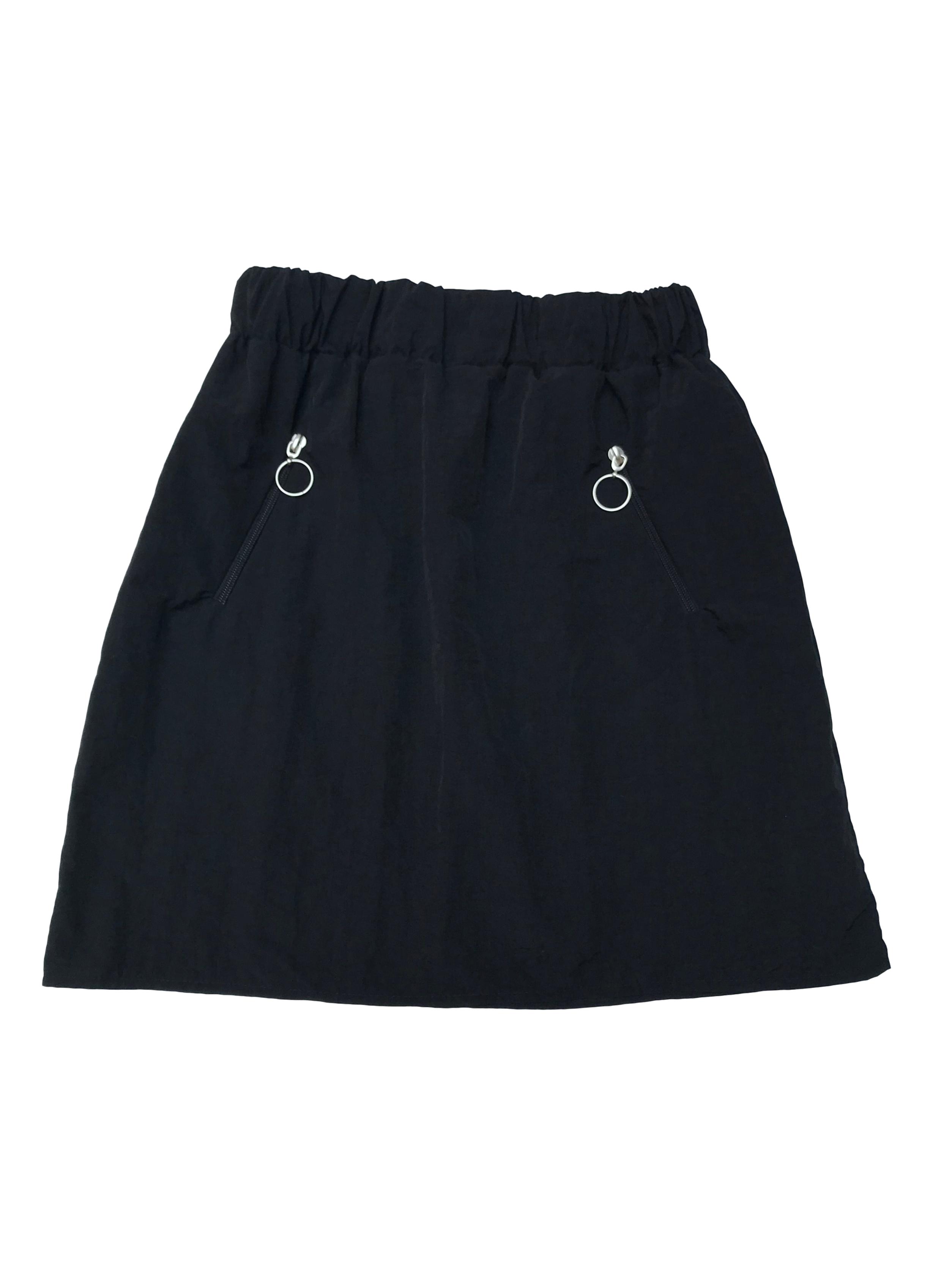 Falda negra de tela tipo taslán suave, con cierres laterales y pretina elástica. Largo 45cm. Nunca usada