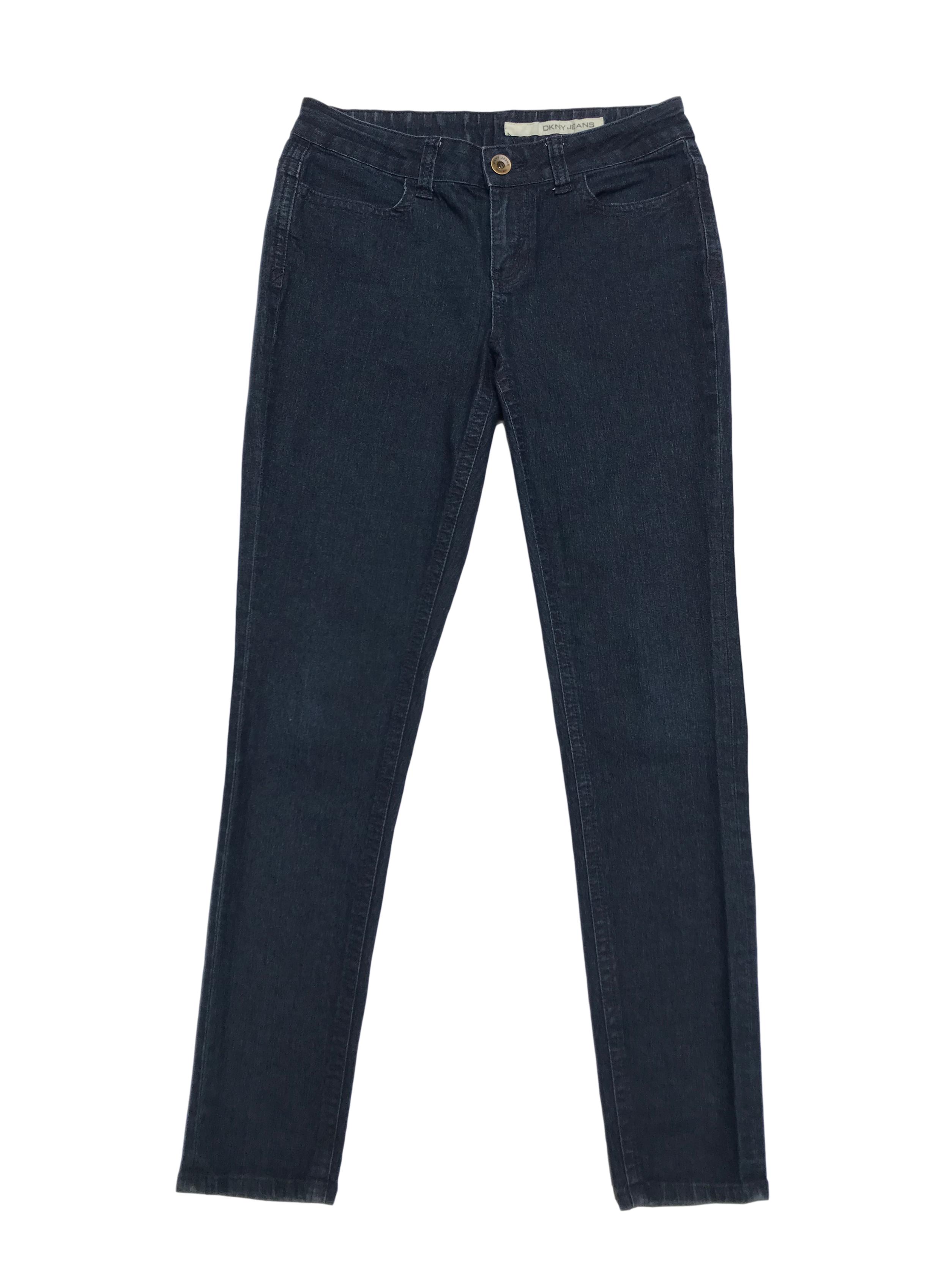 Jean DKNY corte slim, mid rise, con bolsillos laterales y traseros. Pretina 80cm