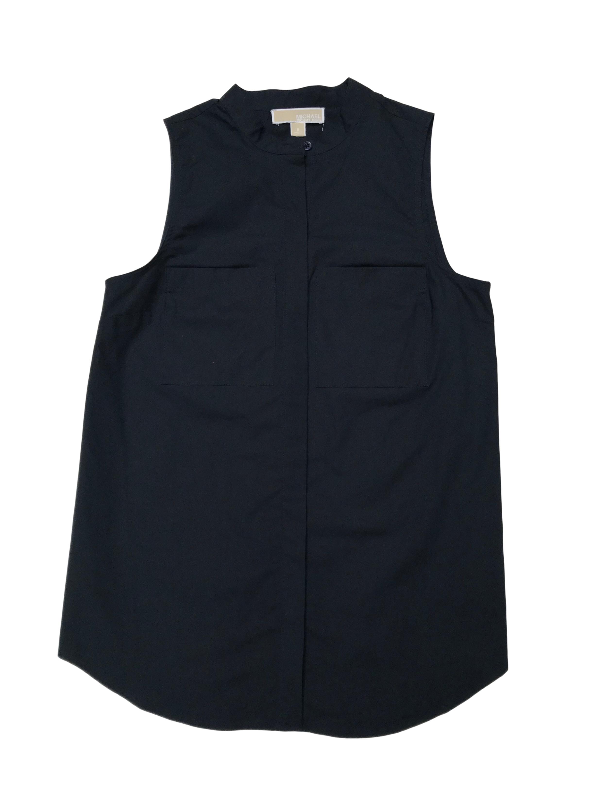 Blusa Michael Kors de algodón tipo camisa, cuello nerú con botones y bolsillos delanteros. Busto 94cm Largo 68cm. Precio original S/ 350