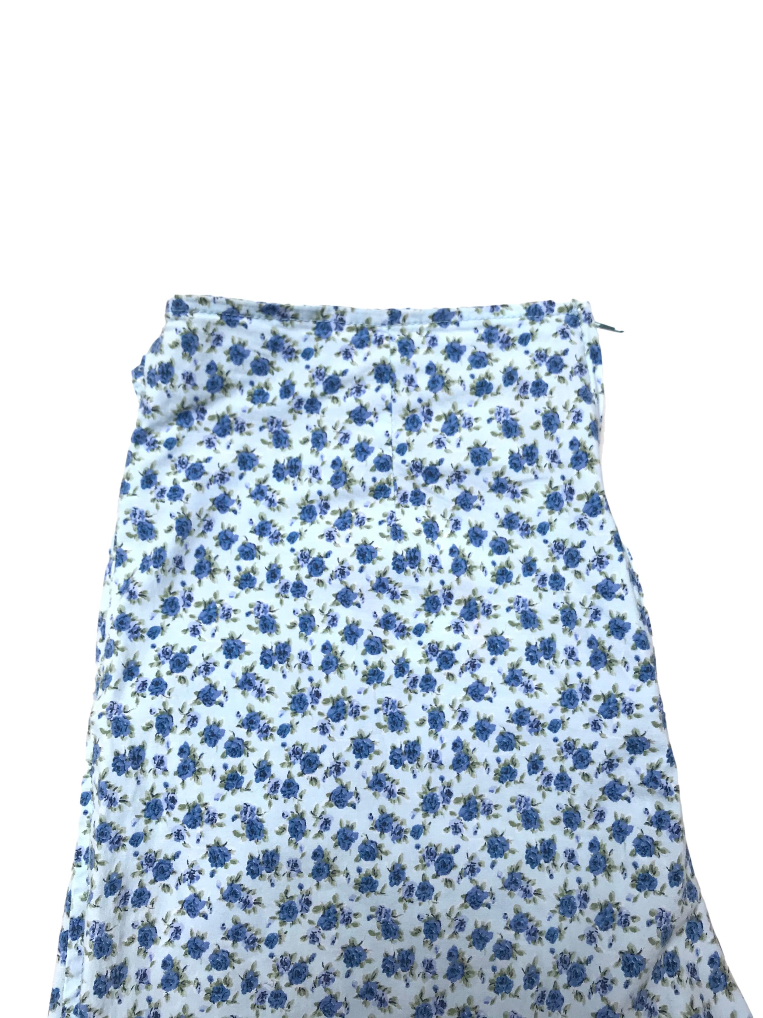 Falda short celeste con pinrt de florcitas azules, cierre posterior y con tiras para amarrar. Cintura 70cm Largo 32cm