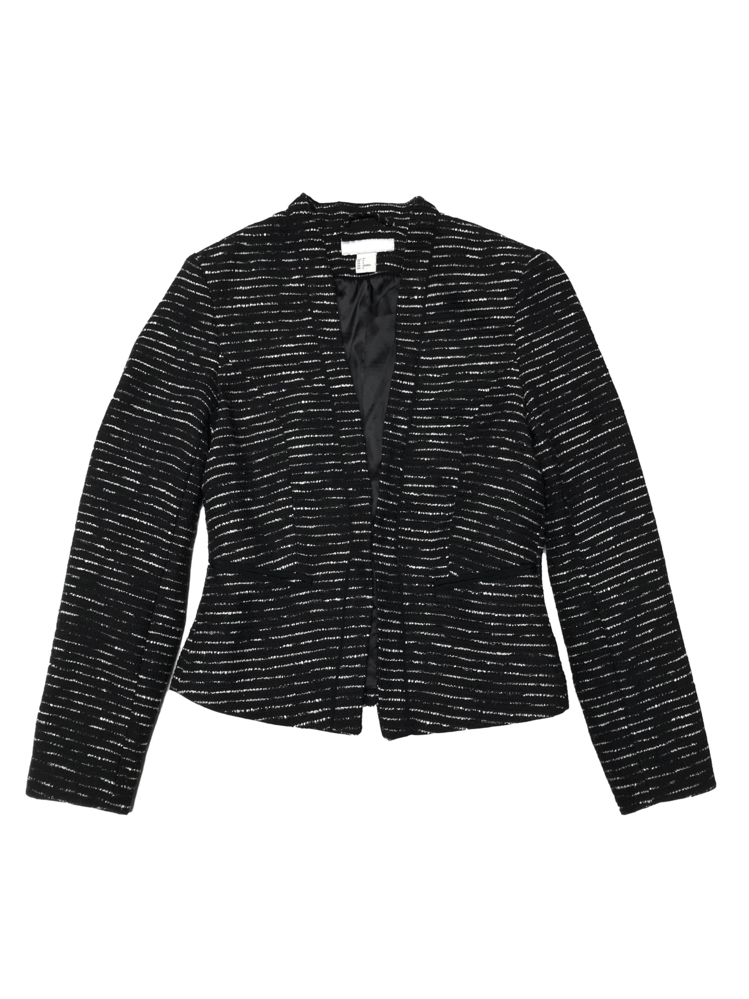 Blazer H&M tipo tweed negro y crema, forrado, con pinzas y es modelo abierto. Busto 86cm
