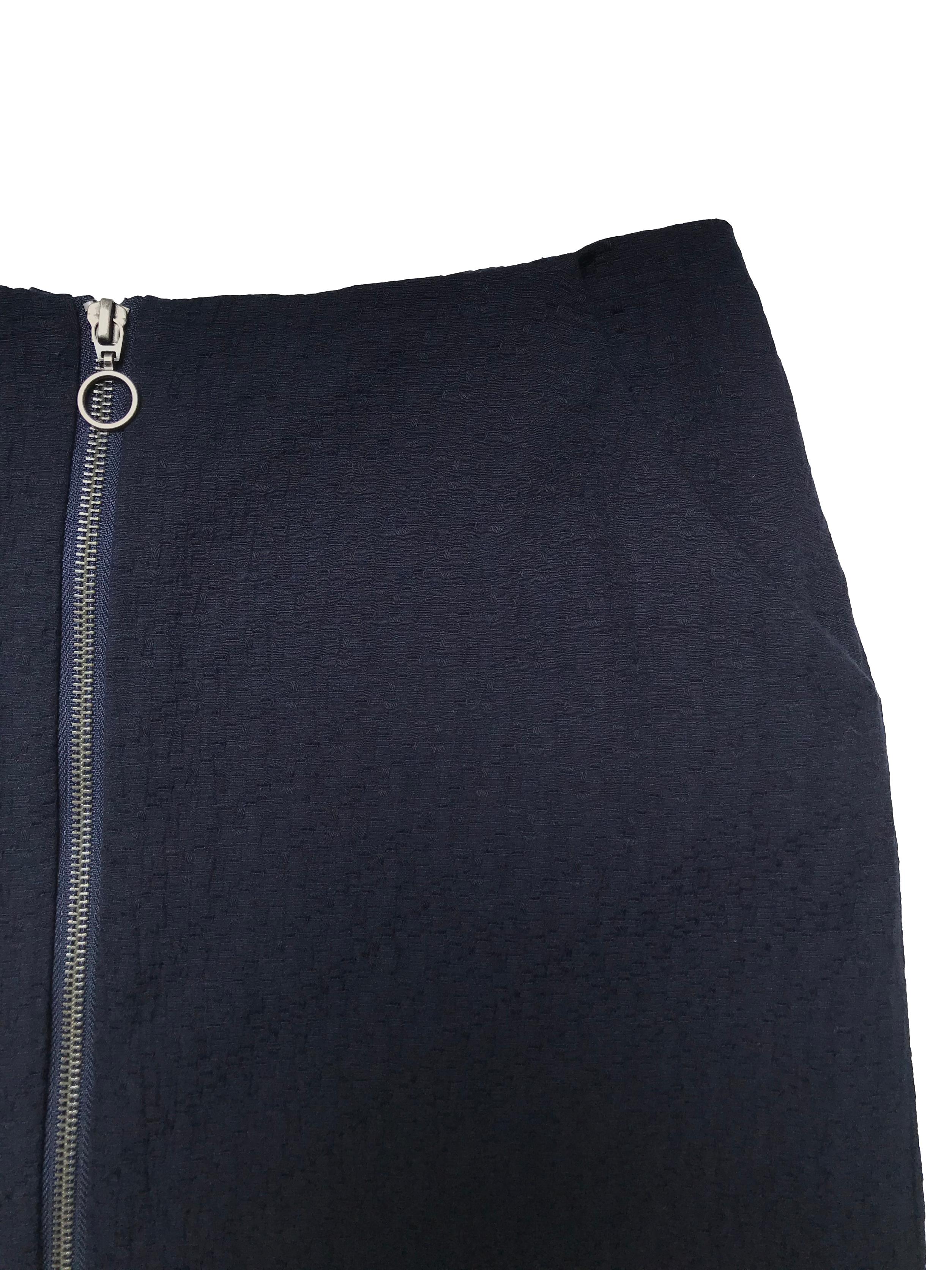 Falda Marquis azul de tela plana con textura, lleva forro, bolsillos laterales y cierre al centro. Cintura 78cm Largo 42cm