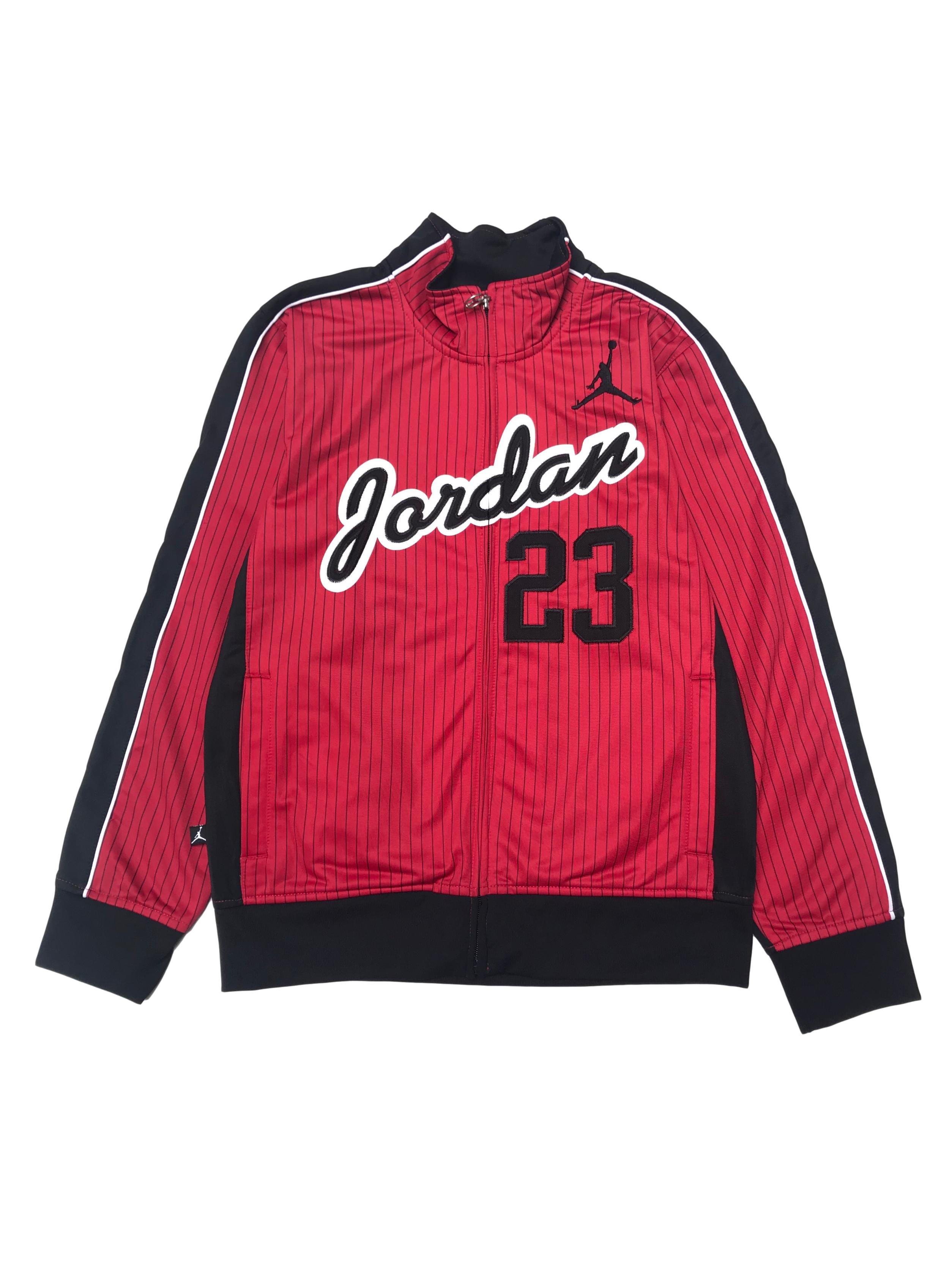 Casaca Jordan material tipo buzo deporte, posterior negro y delantero rojo con líneas y aplicaciones bordadas. Es Size Junior pero da a una S