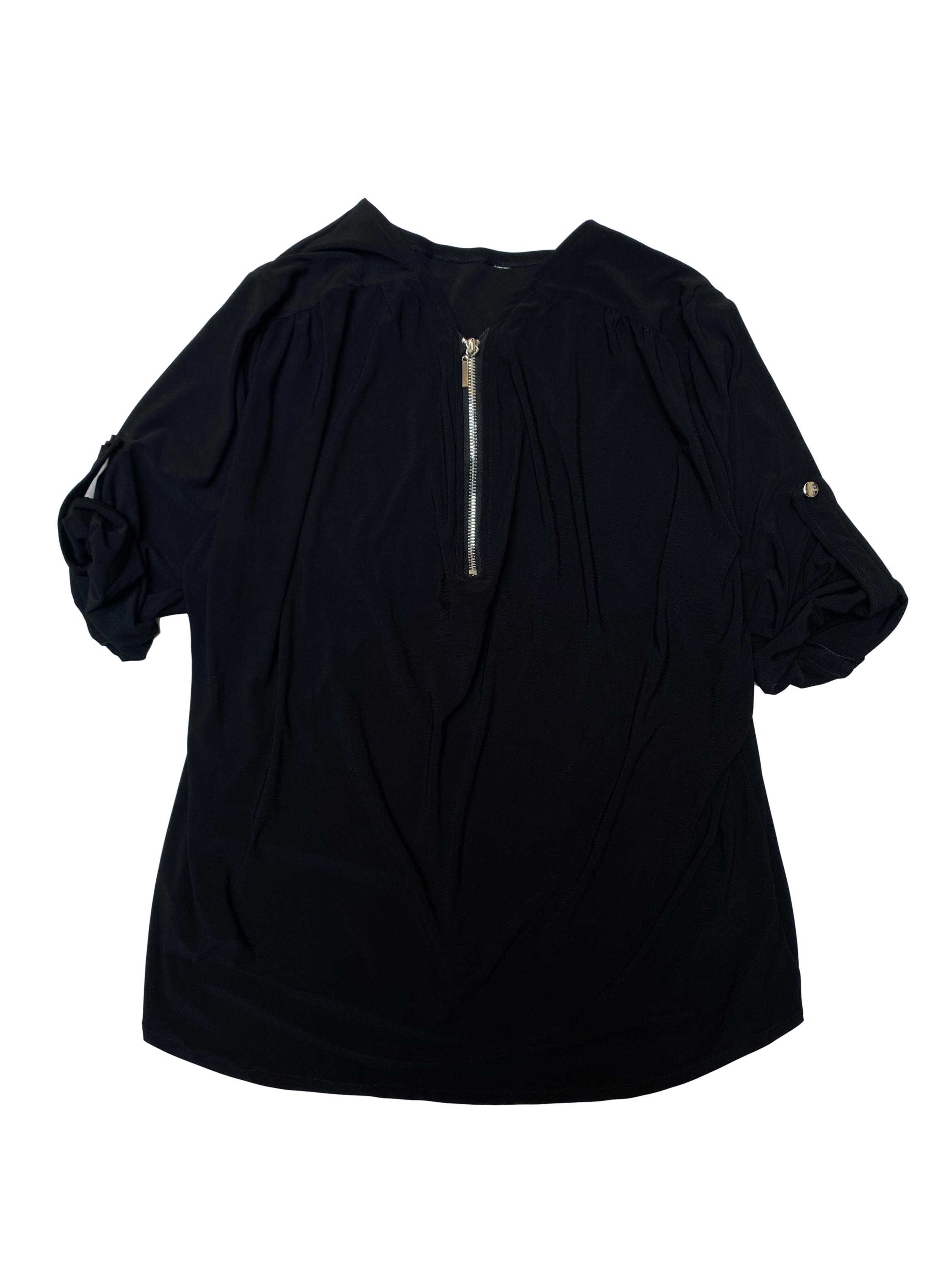 Blusa negra stretch con cierre en el cuello y manga 3/4 con botón regulable