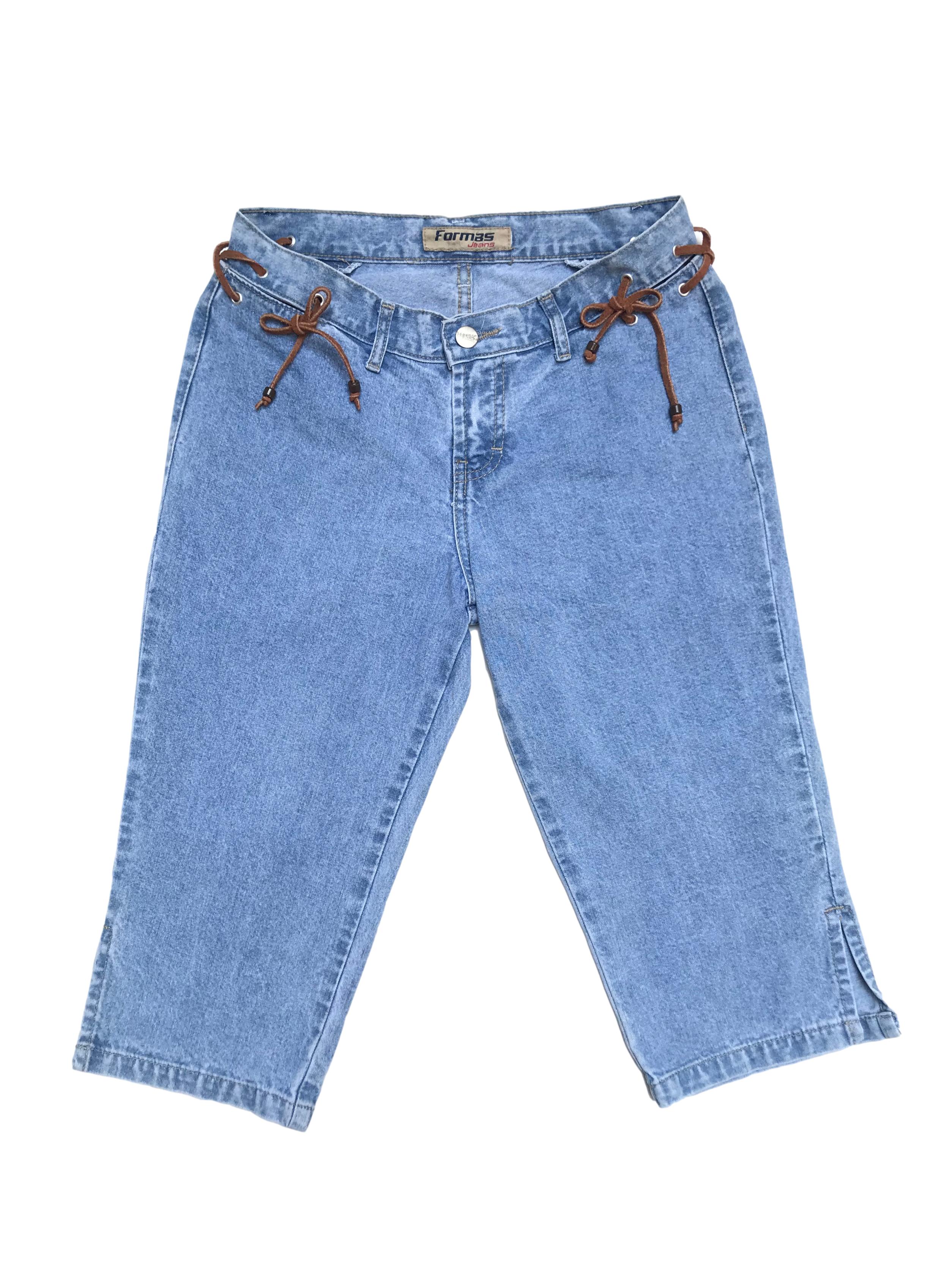 Capri vintage de jean con aberturas y tiras de gamuza en la pretina. Cintura 70cm Largo 62cm