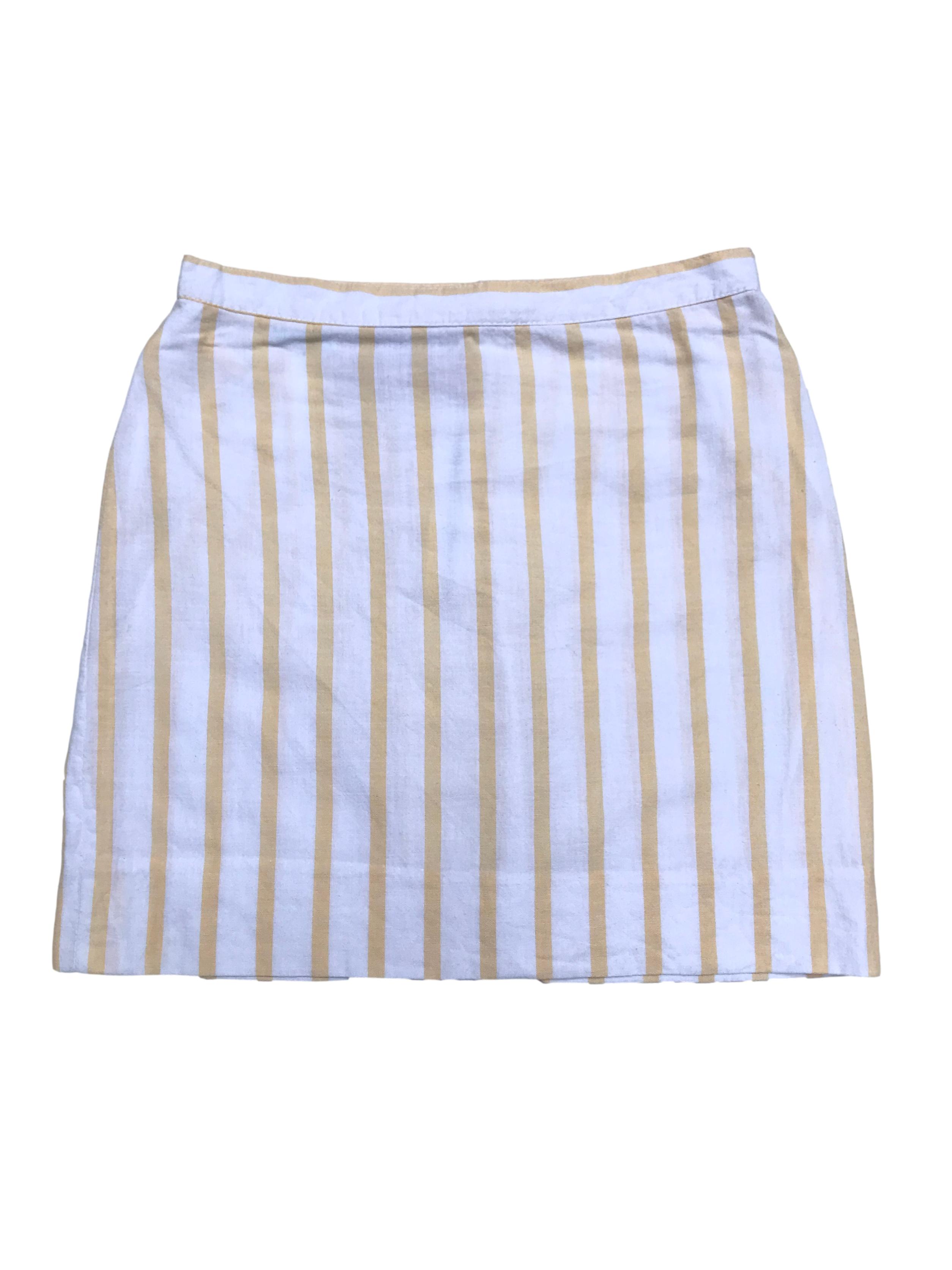 Falda playera de tela tipo lino blanco con líneas amarillas, botón y cierre posterior. Cintura 66cm Largo 39cm