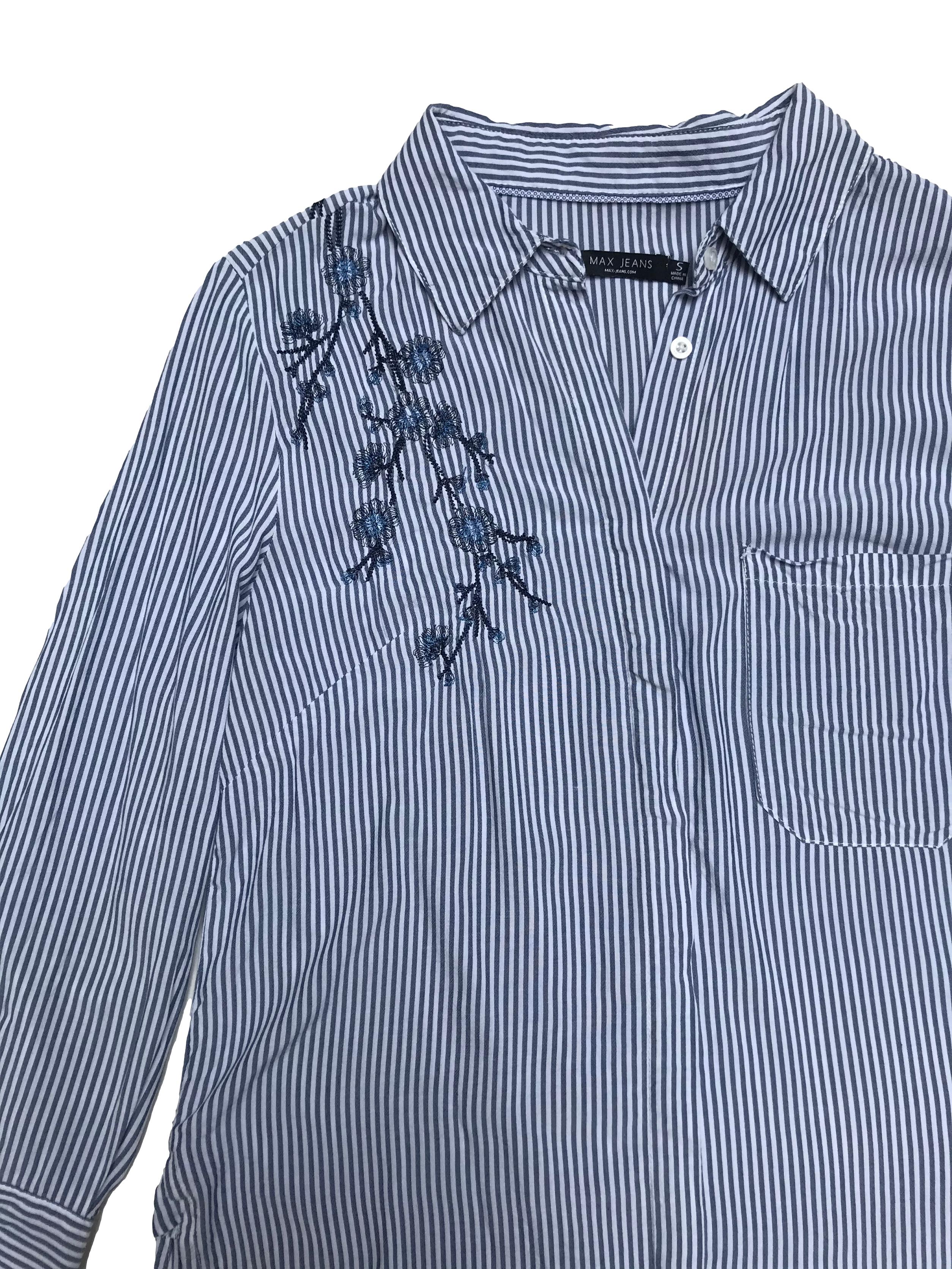 Blusa Max Jeansa rayas blancas y azules, camisera con bordados, bolsillos delantero, mangas 3/4 y aberturas laterales en la basta.