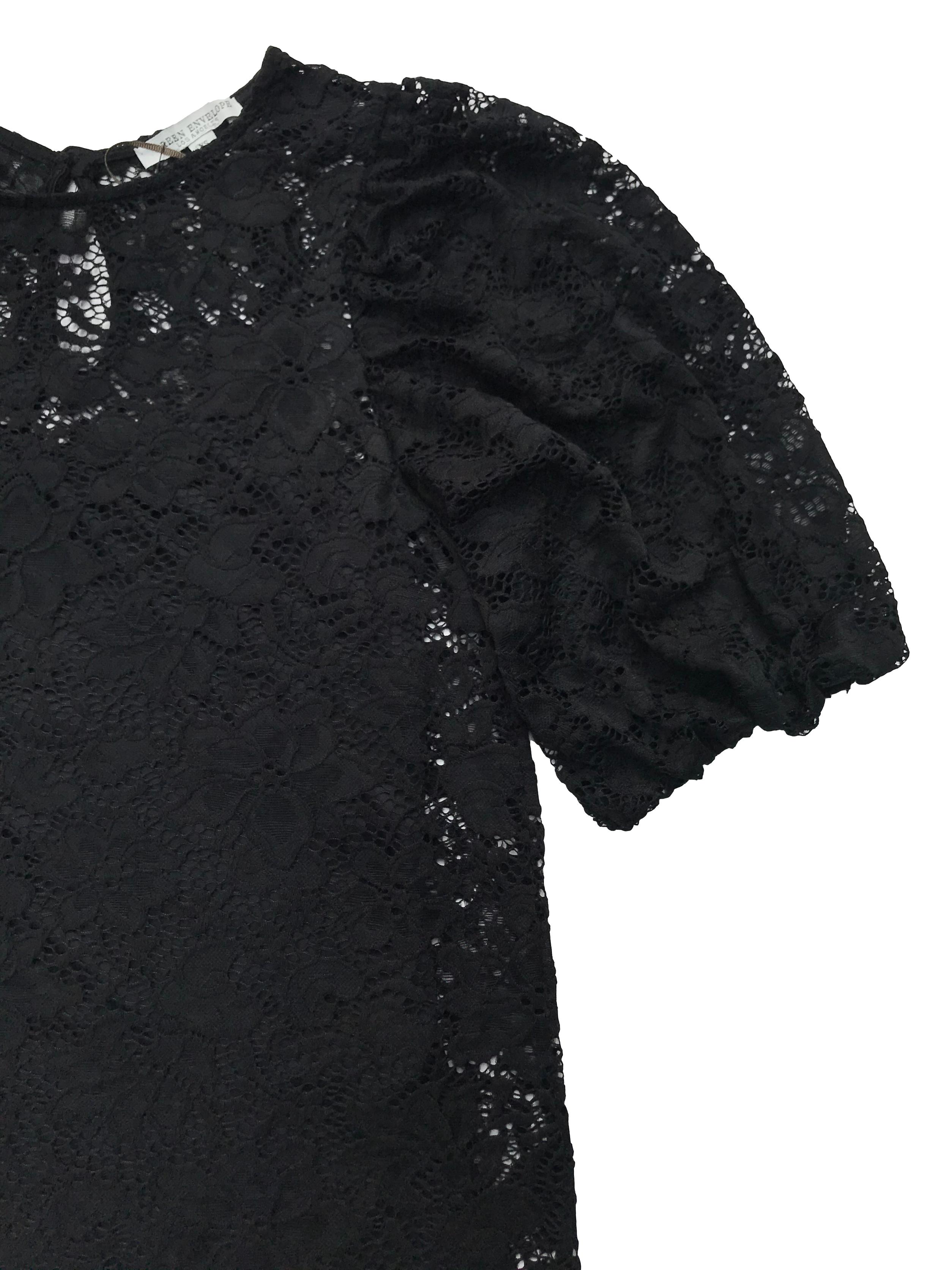 Blusa Green Envelope de encaje negro, con botón posterior en el cuello, manga abullonadas y forro de tiritas. Nuevo sin etiqueta, precio original 170