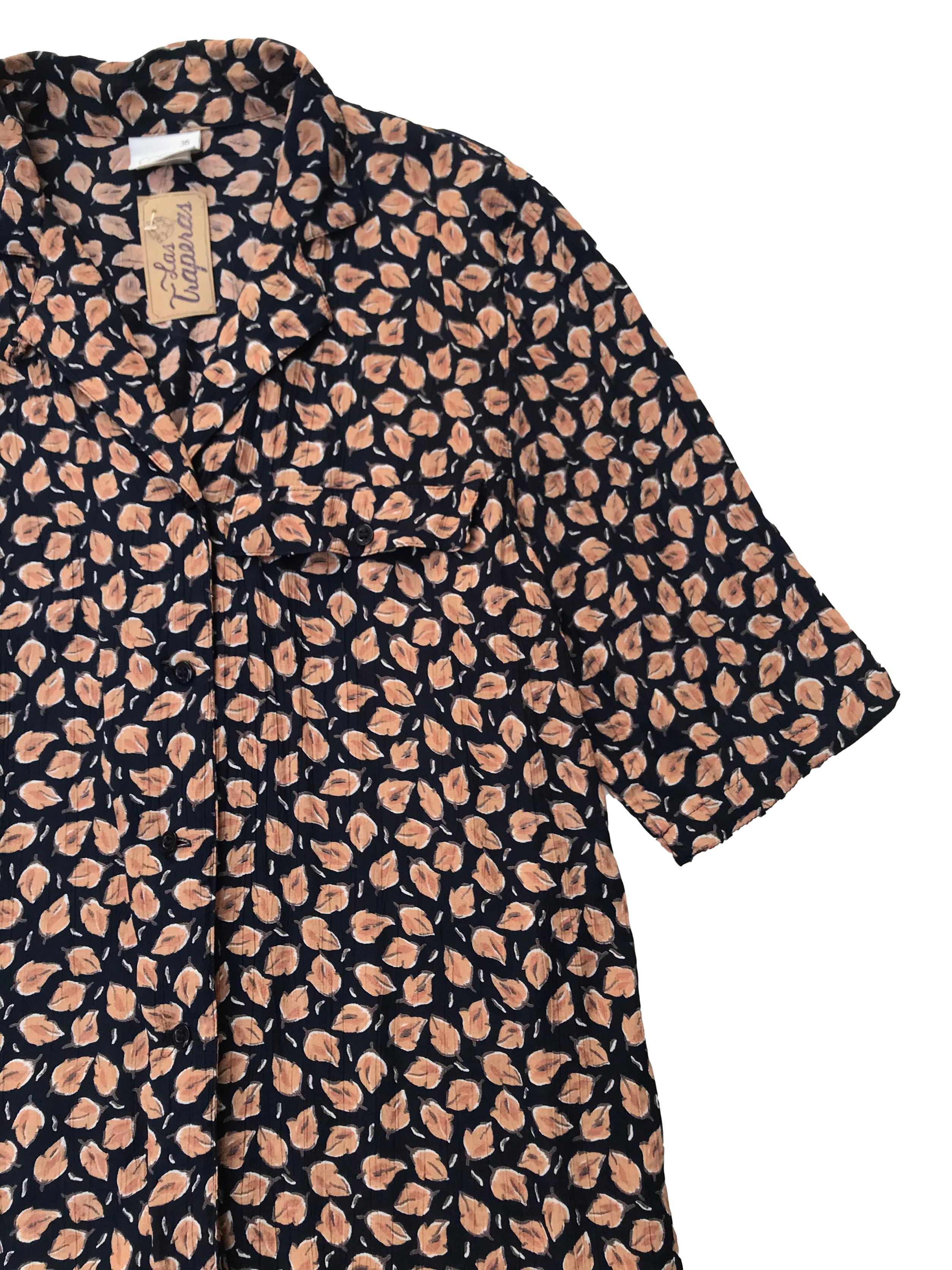 Blusa vintage azul con estampado de hojas anaranjadas, , tela plana 100% viscosa, manga corta y lleva un bolsillos en el pecho. Largo 68cm