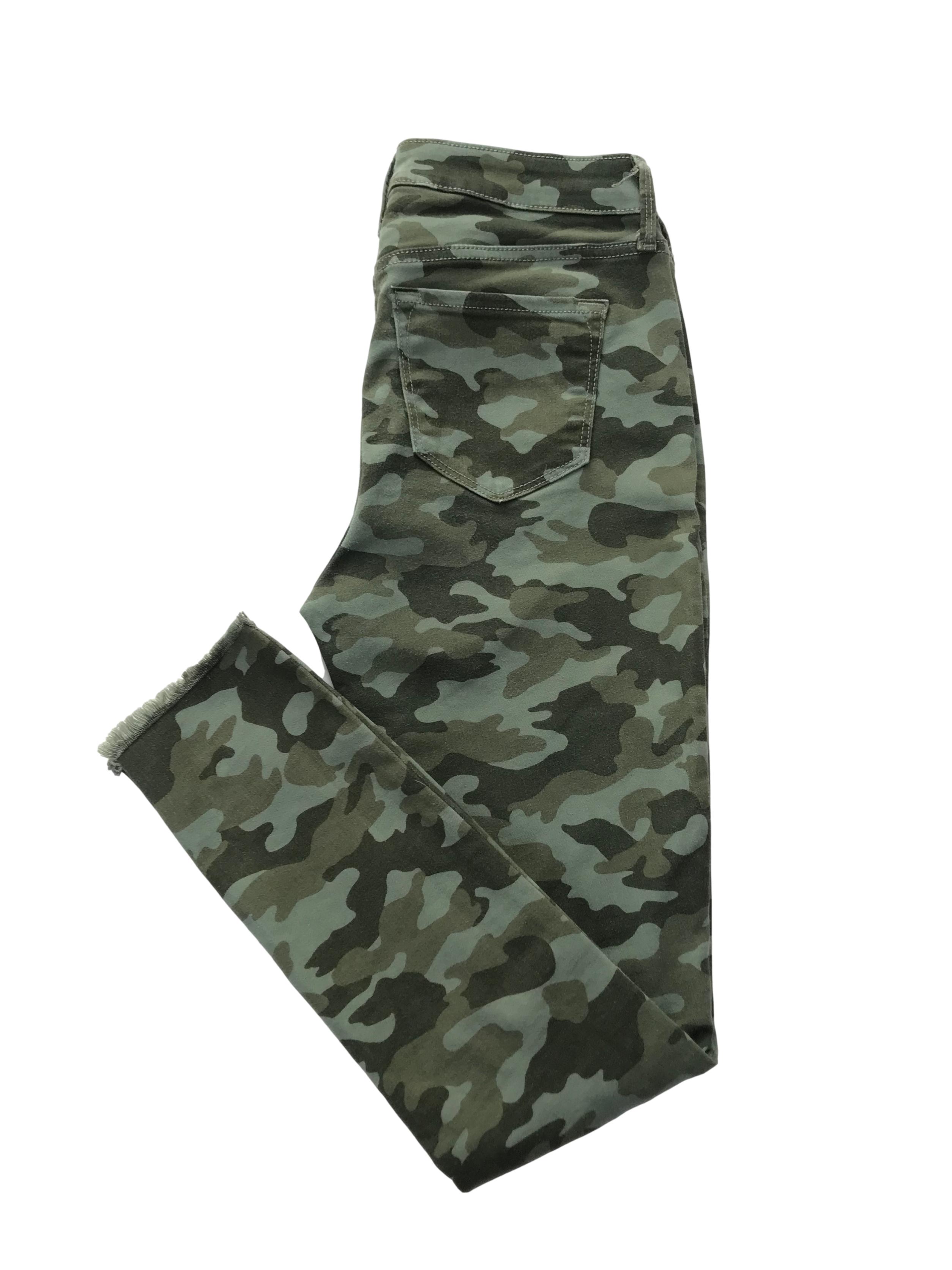 Pantalón Old Navy drill stretch camuflado, five pockets y detalles desflecado. Cintura 70cm  Largo 94cm . Precio original S/ 149