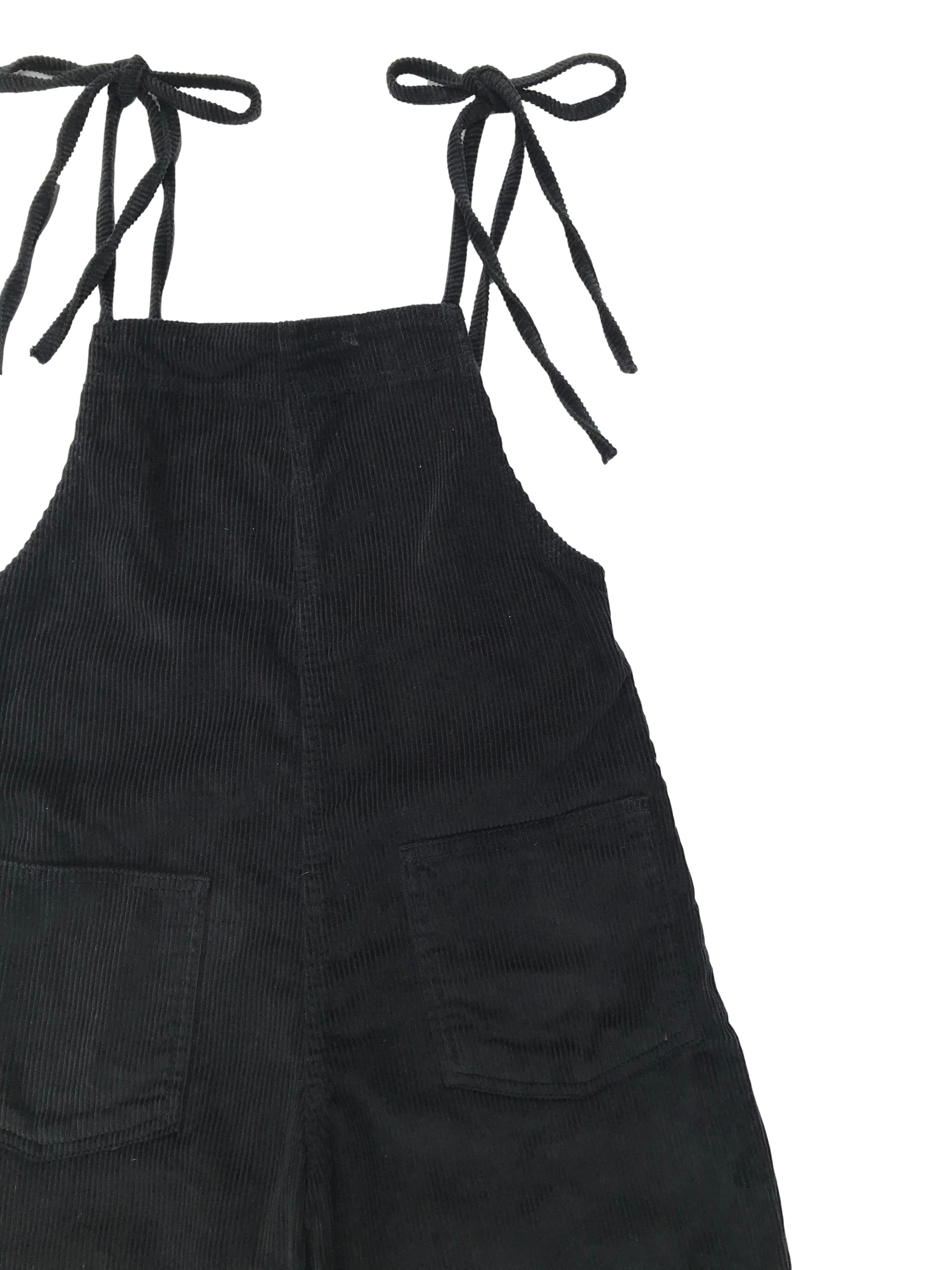 Enterizo pantalón BDC Urban Outfitters de corduroy negro 100% algodón, se amarra en los hombros, tiene bolsillos parche delanteros y cierre lateral. Precio original S/ 350