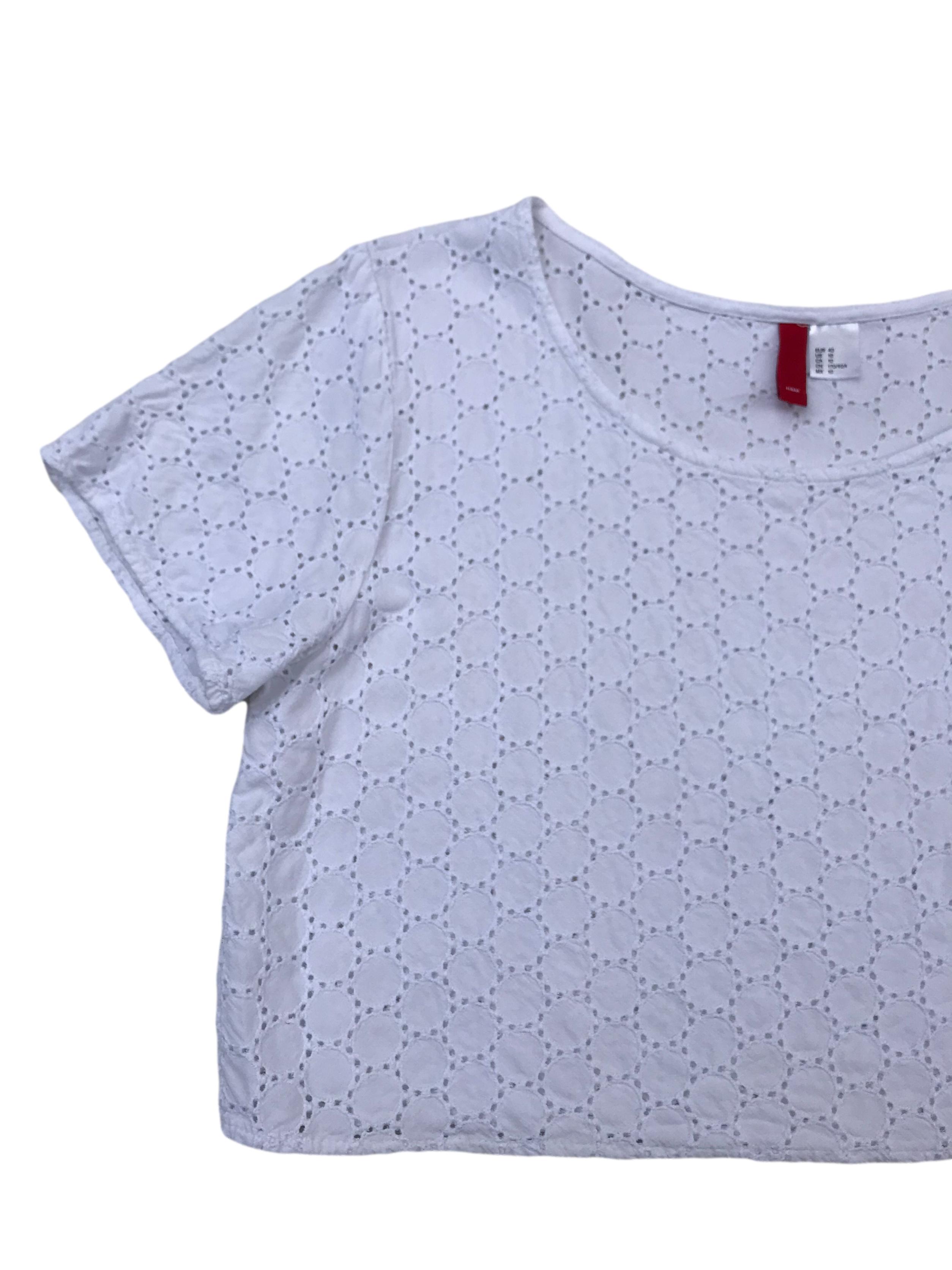 Blusa crop H&M blanca de algodón con textura en círculos y detalles calados. Largo 40cm